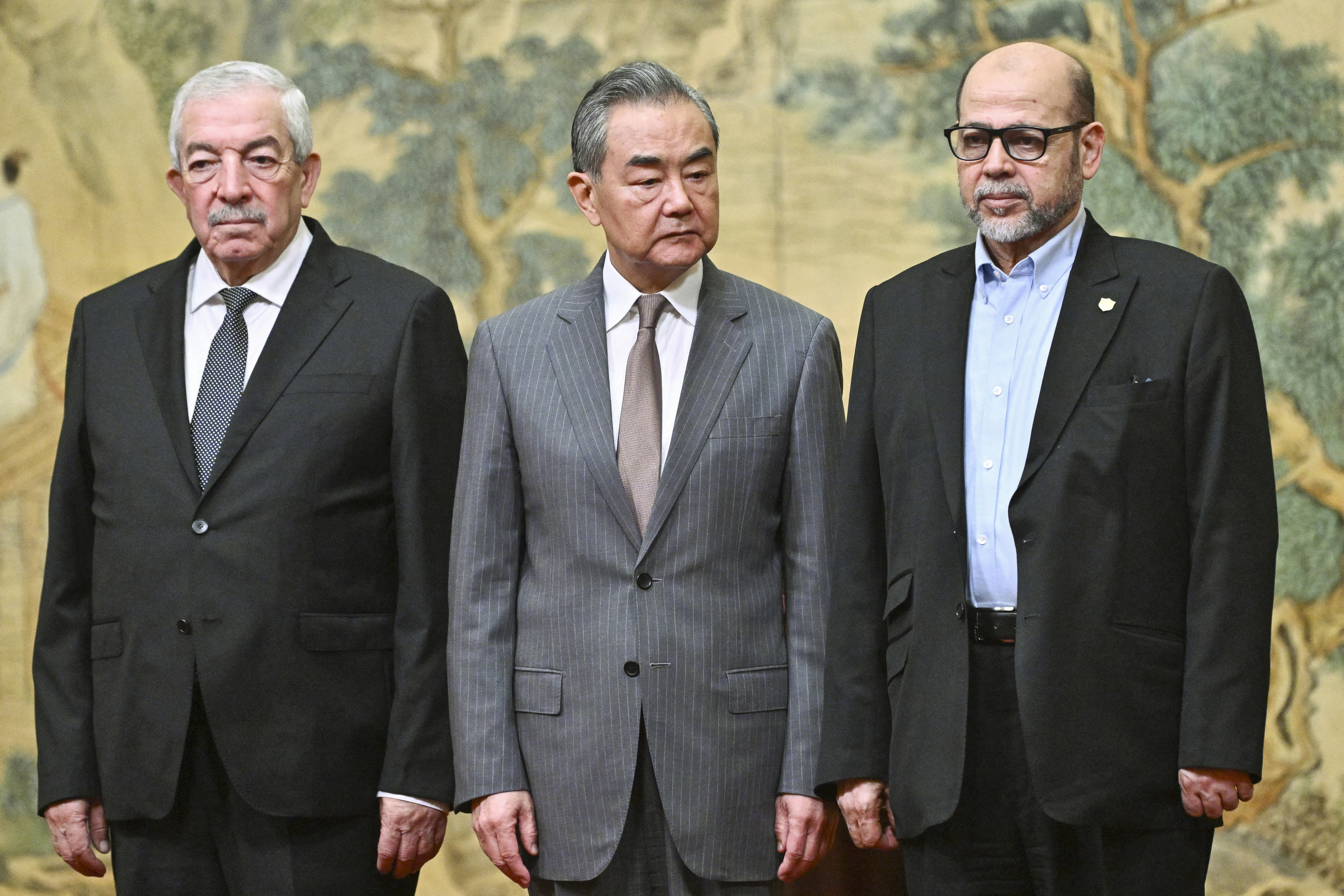 Kinas utrikesminister Wang Yi, tillsammans med Fatahs Mahmoud al-Aloul till vänster och Hamas Musa Abu Marzuk till höger. Foto: Pedro Pardo/AP/TT