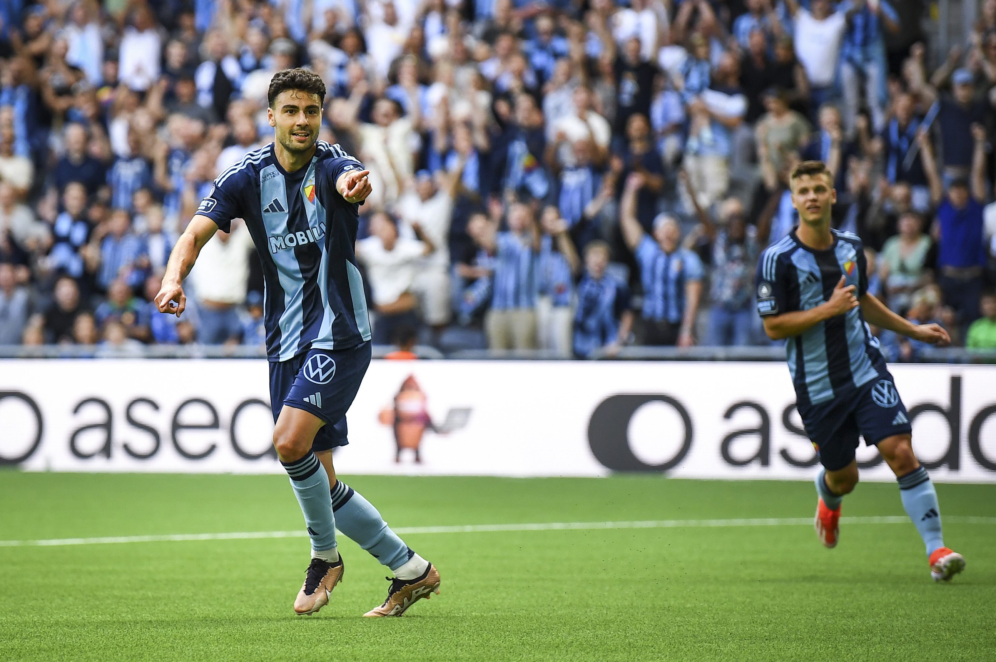 Djurgårdens Deniz Hümmet blev tvåmålsskytt när Djurgården vann första mötet i Europakvalet. Foto: Oscar Olsson/TT