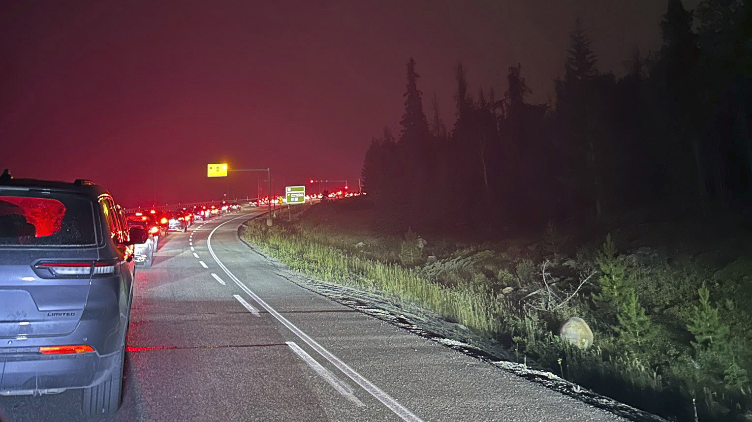 Tusentals människor har evakuerats från staden Jasper, där byggnader har fattat eld. Bilden togs tidigare i veckan då många lämnade staden. Foto: Carolyn Campbell/The Canadian Press/AP/TT