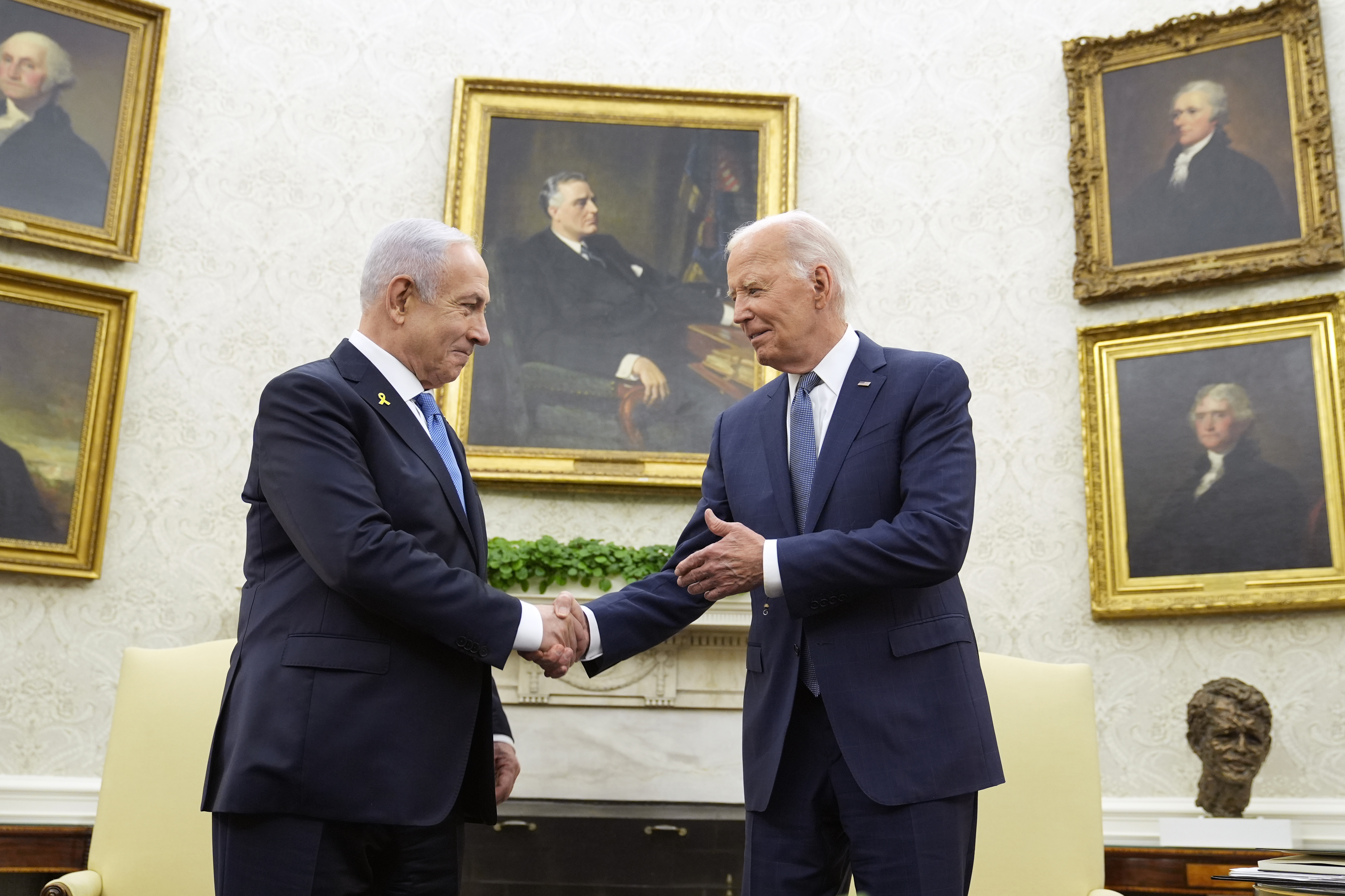 Israels premiärminister Benjamin Netanyahu och USA:s president Joe Biden i Ovala rummet. Foto: Susan Walsh/AP/TT