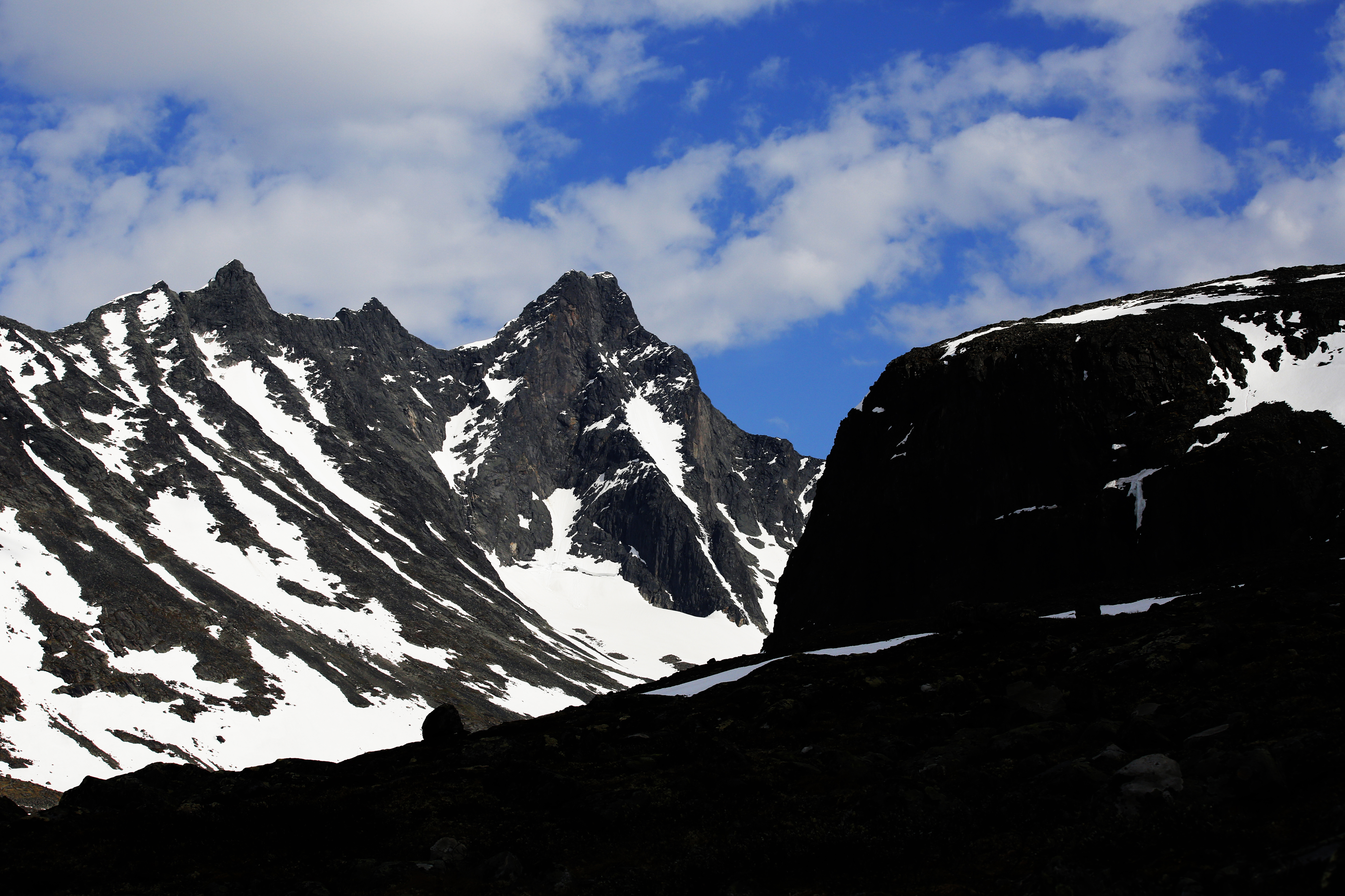 Två personer sitter fast på Norges tredje högsta fjäll, Store Skagastølstind, som mäter 2 405 meter över havet. Toppen är en av dem till vänster. Arkivbild. Foto: Cornelius Poppe/AP/TT