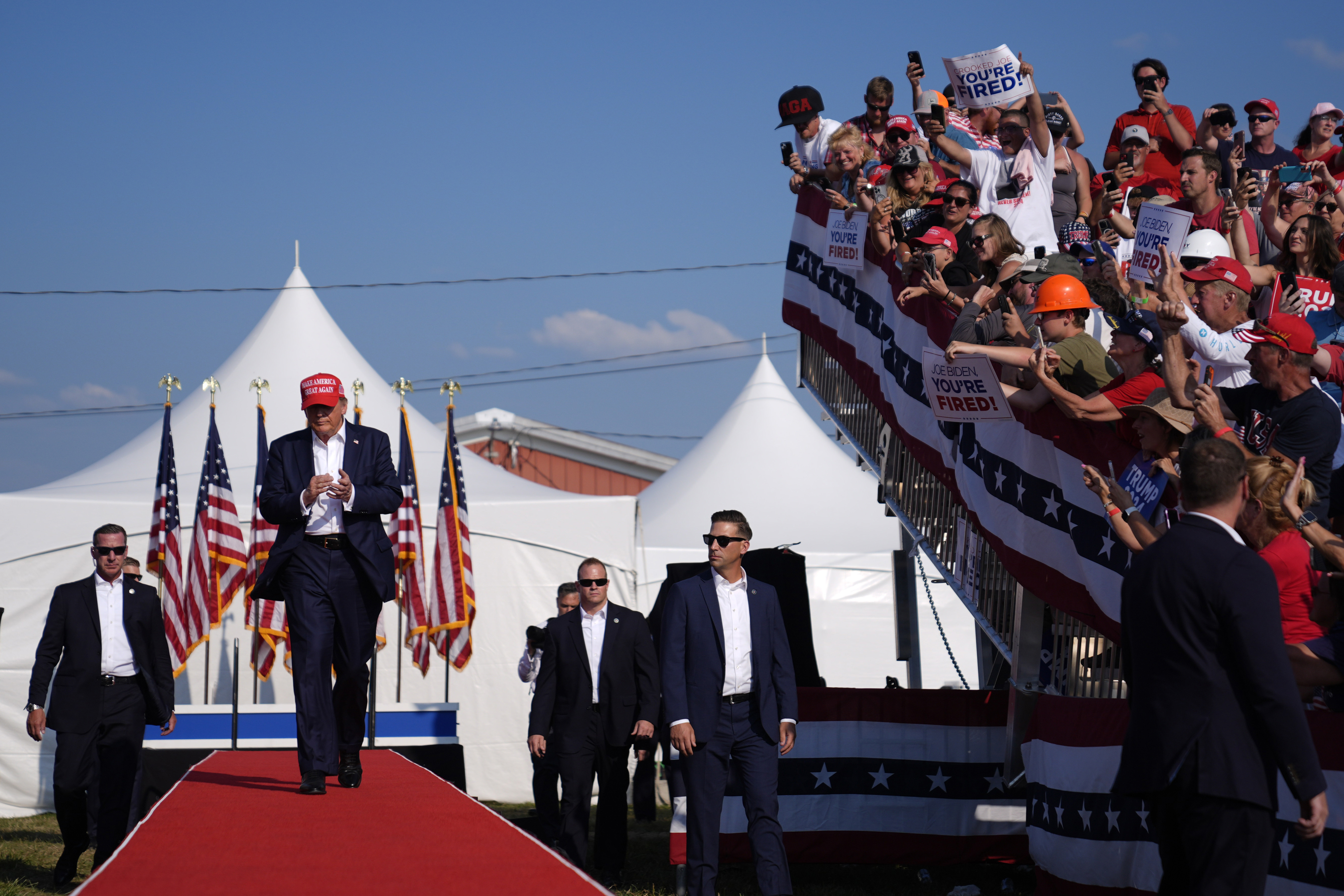 Donald Trump då han anlände till det valmöte i Butler den 13 juli där han utsattes för ett mordförsök. Foto: Evan Vucci/AP/TT