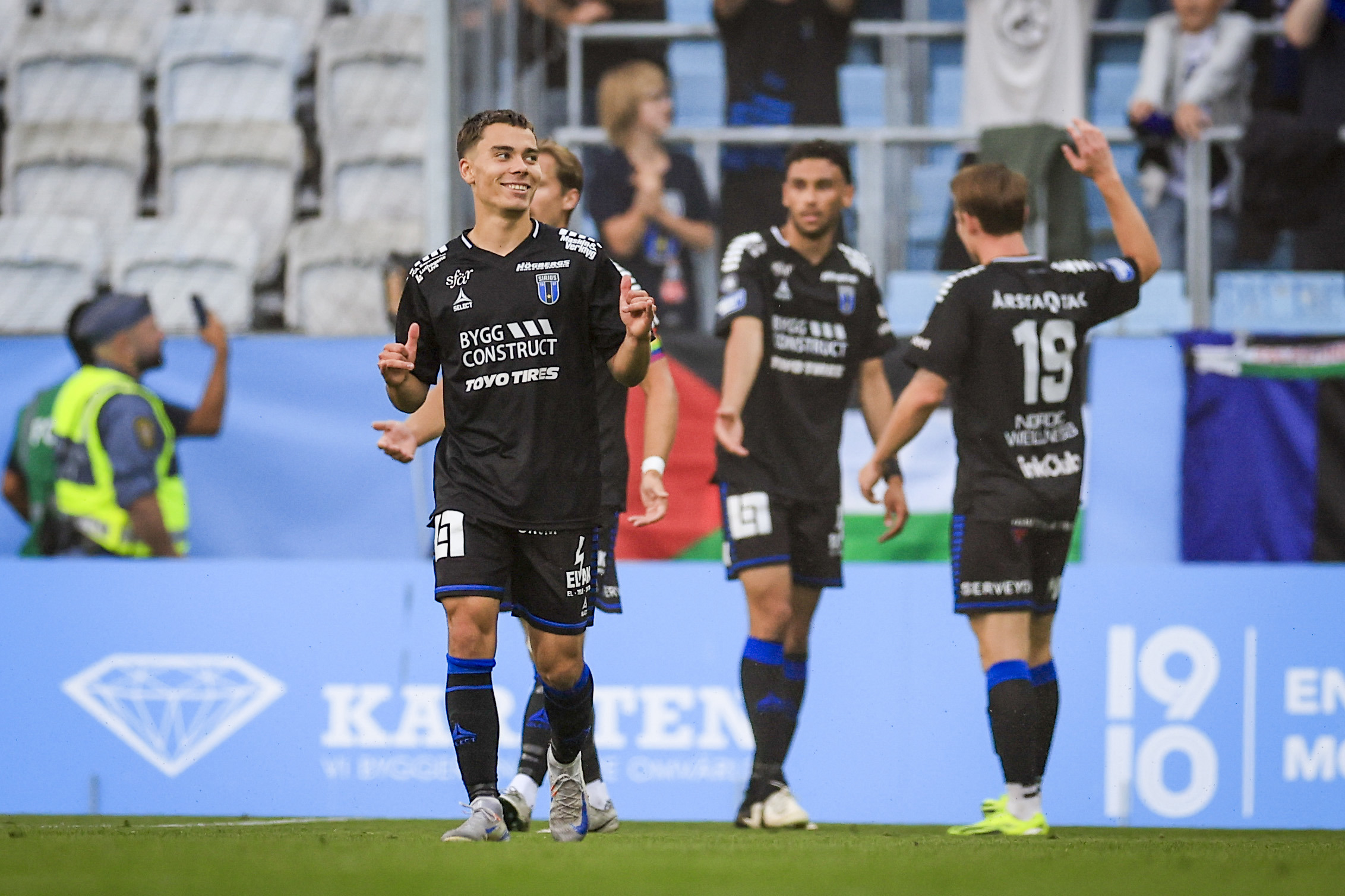 Sirius Leo Walta jublar efter sitt 1–0-mål under lördagens match mellan Malmö FF och Sirius på Eleda Stadion. Foto: Andreas Hillergren/TT