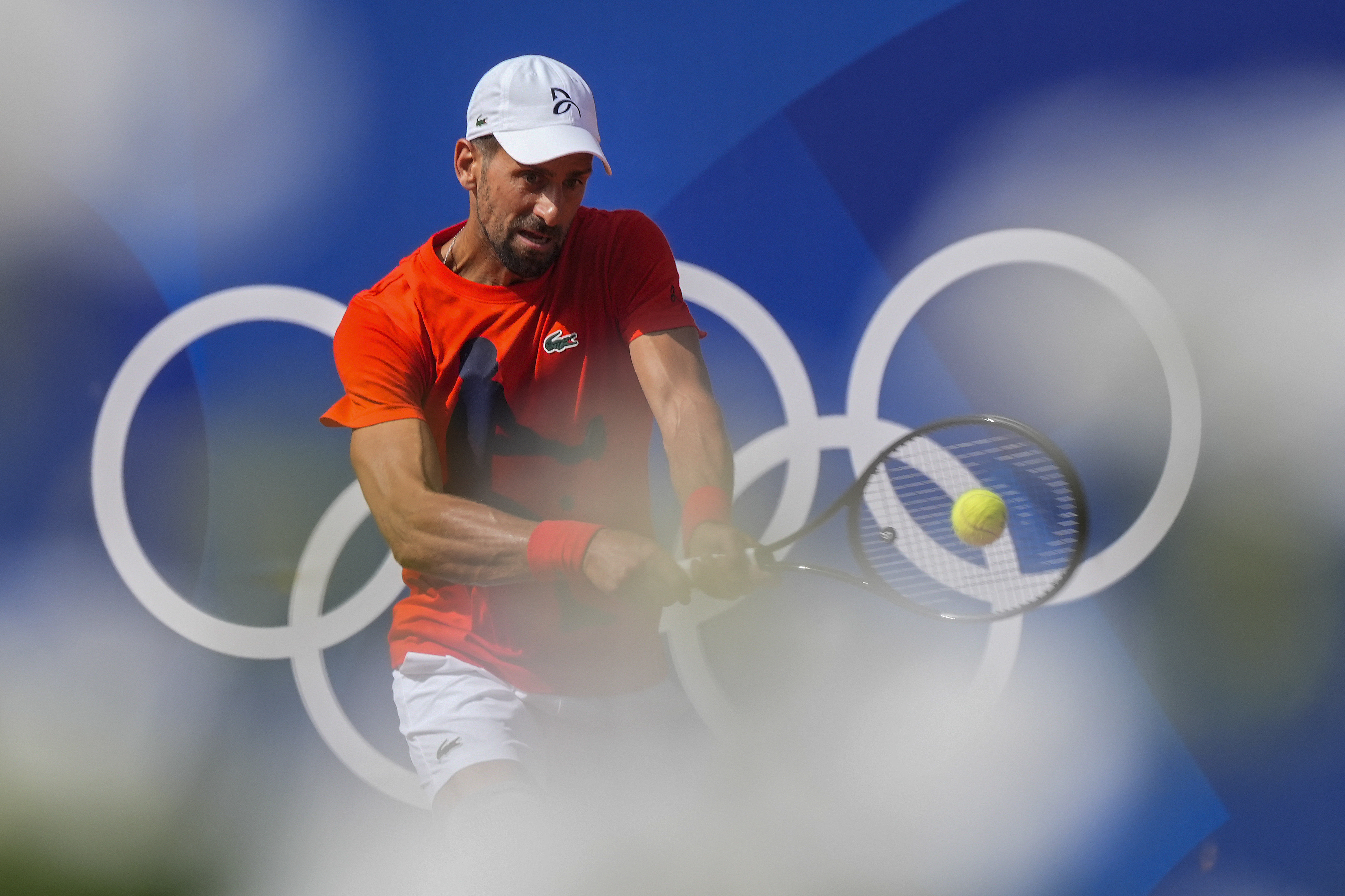 Novak Djokovic under ett träningspass i Paris. Foto: Andy Wong/AP/TT