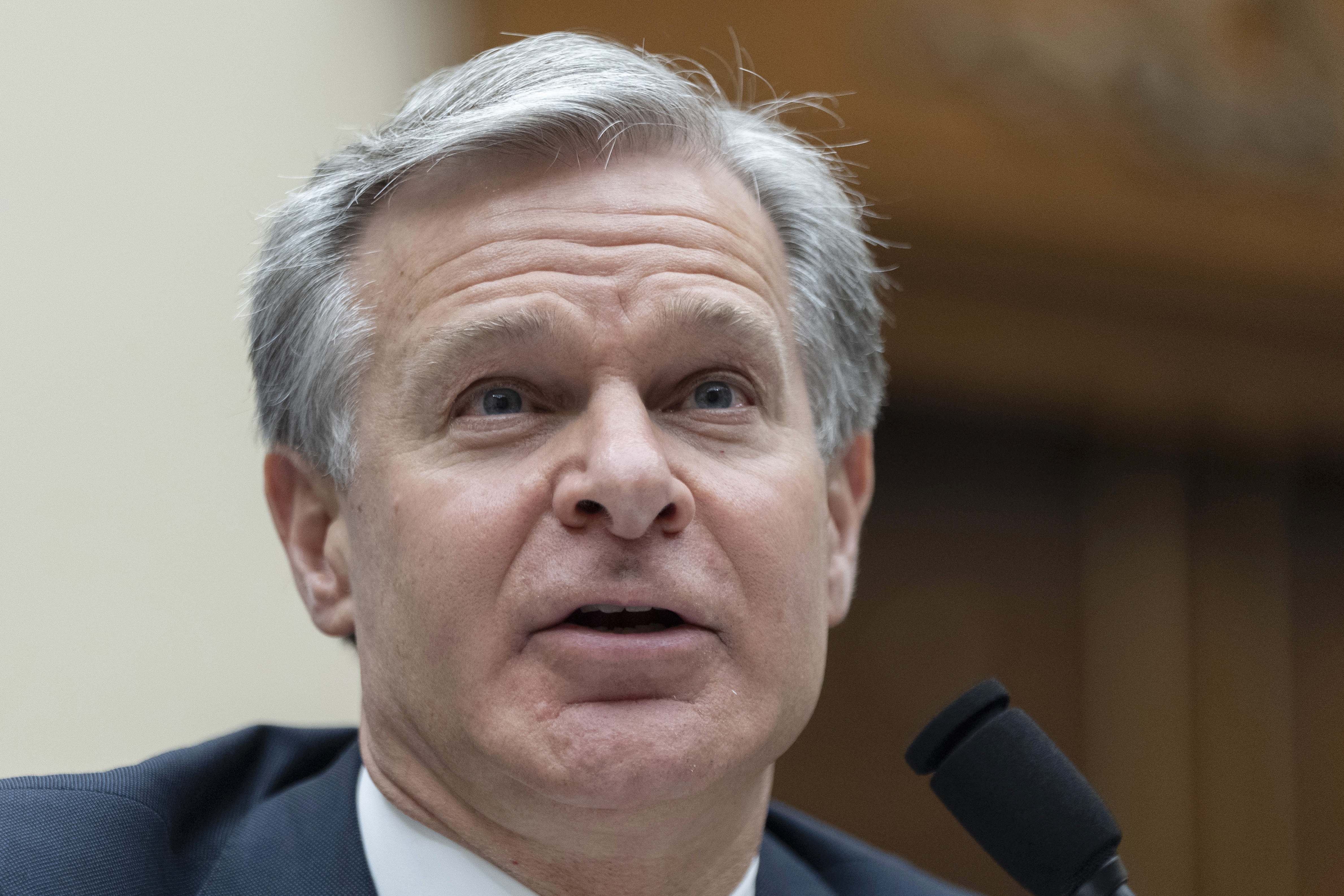 FBI-chefen Christopher Wray förtydligar och slår fast att det var en kula, eller fragment av en, som snuddade och skadade expresidenten Donald Trumps öra på valmötet den 13 juli. Foto: Manuel Balce Ceneta/AP/TT