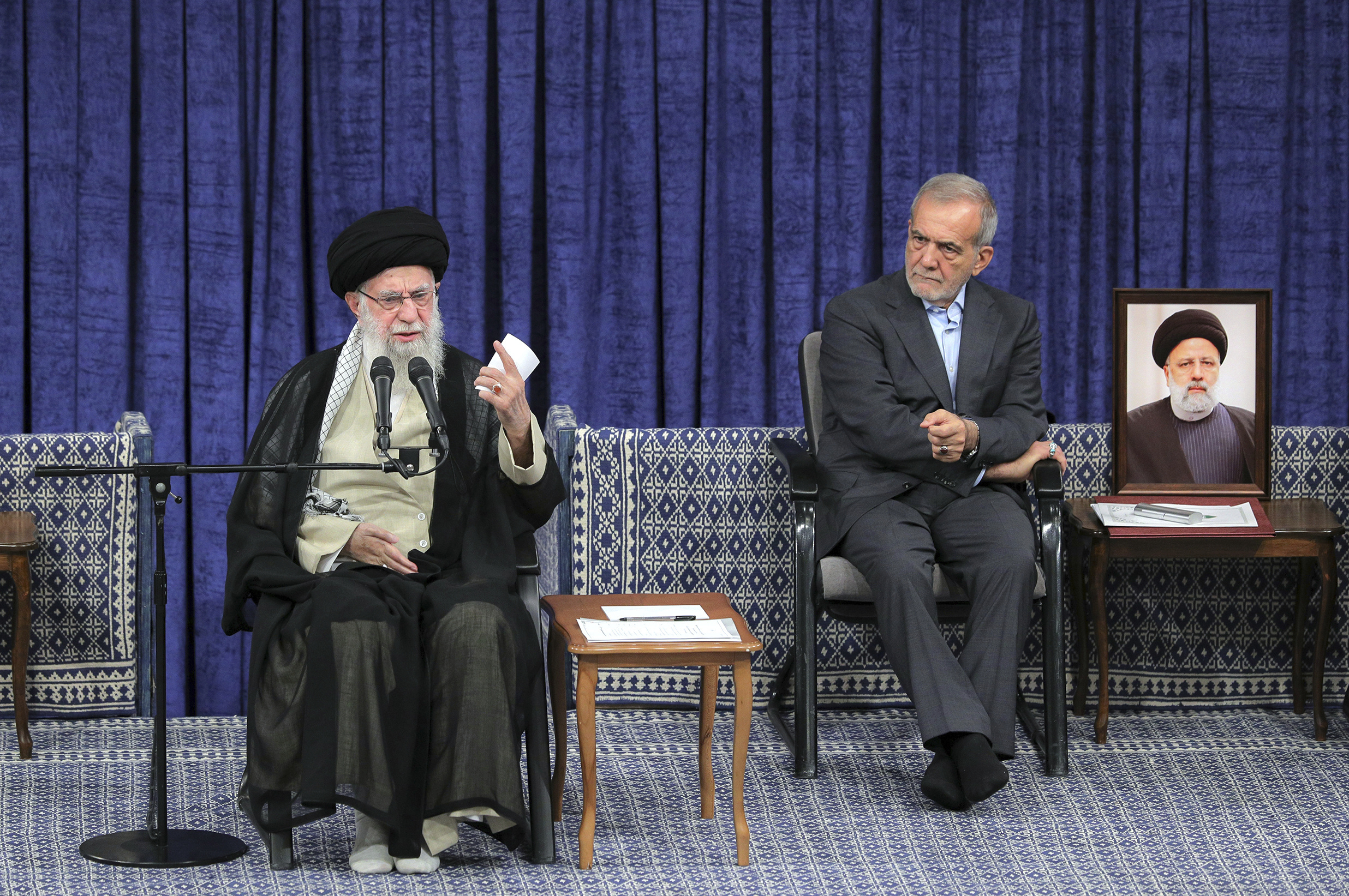 Irans högste ledare ayatolla Ali Khamenei och den nyvalde presidenten Masoud Pezeshkian. Foto: Khameneis kansli via AP/TT