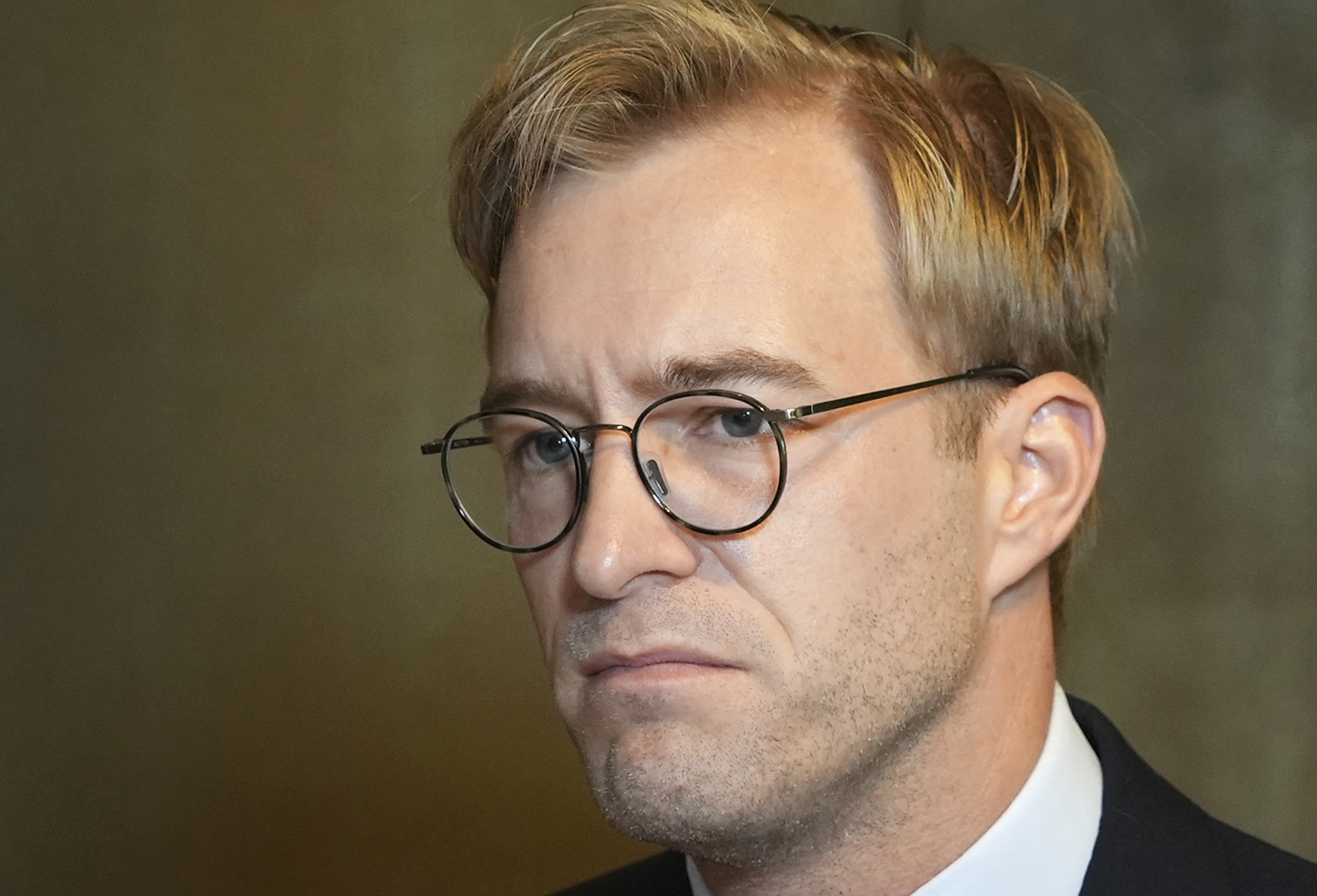 Luke de Pulford, chef för en interparlamentarisk allians om Kinafrågor, hävdar att Kina med påtryckningar av olika slag har försökt hindra sex länder från att delta i en konferens om Kina i Taiwan. Foto: Chiang Ying-ying/AP/TT