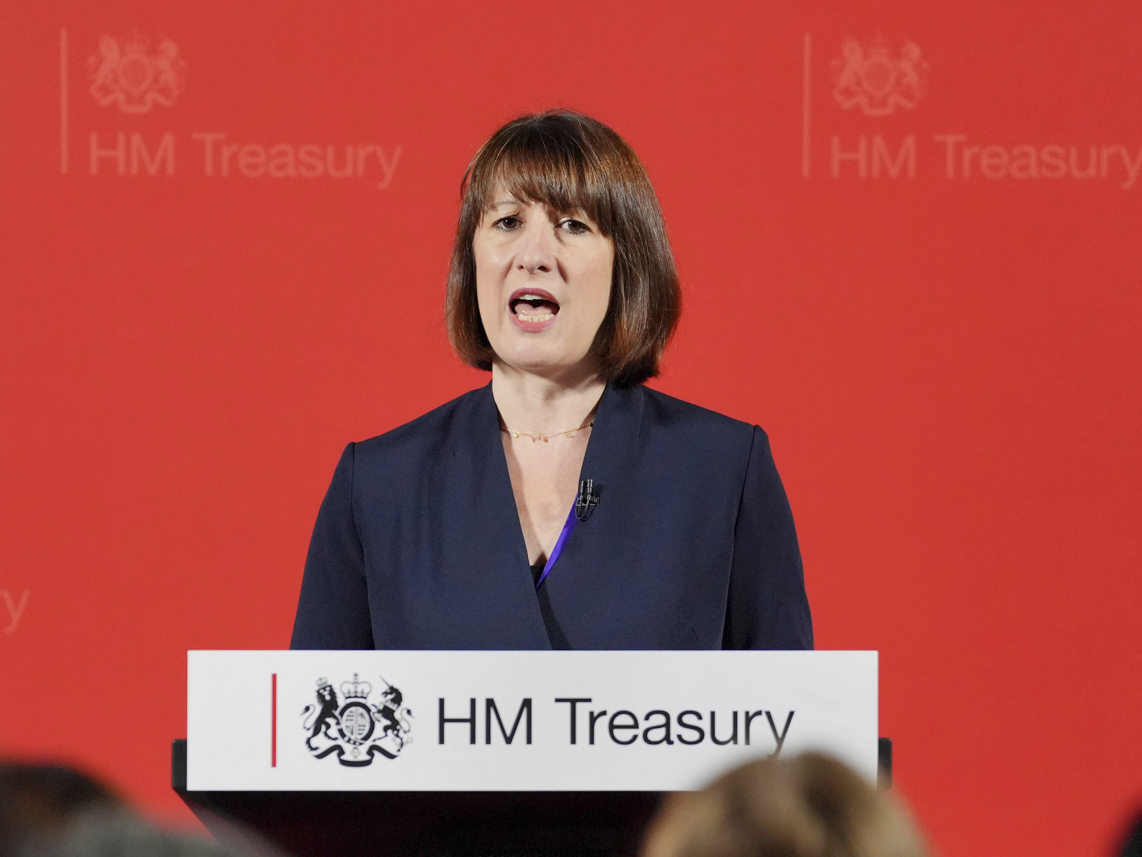 Storbritanniens nya finansminister Rachel Reeves ska presentera sätt att täppa igen hål i budgeten som den förra regeringen ska ha lämnat efter sig. Foto: Jonathan Brady/AP/TT