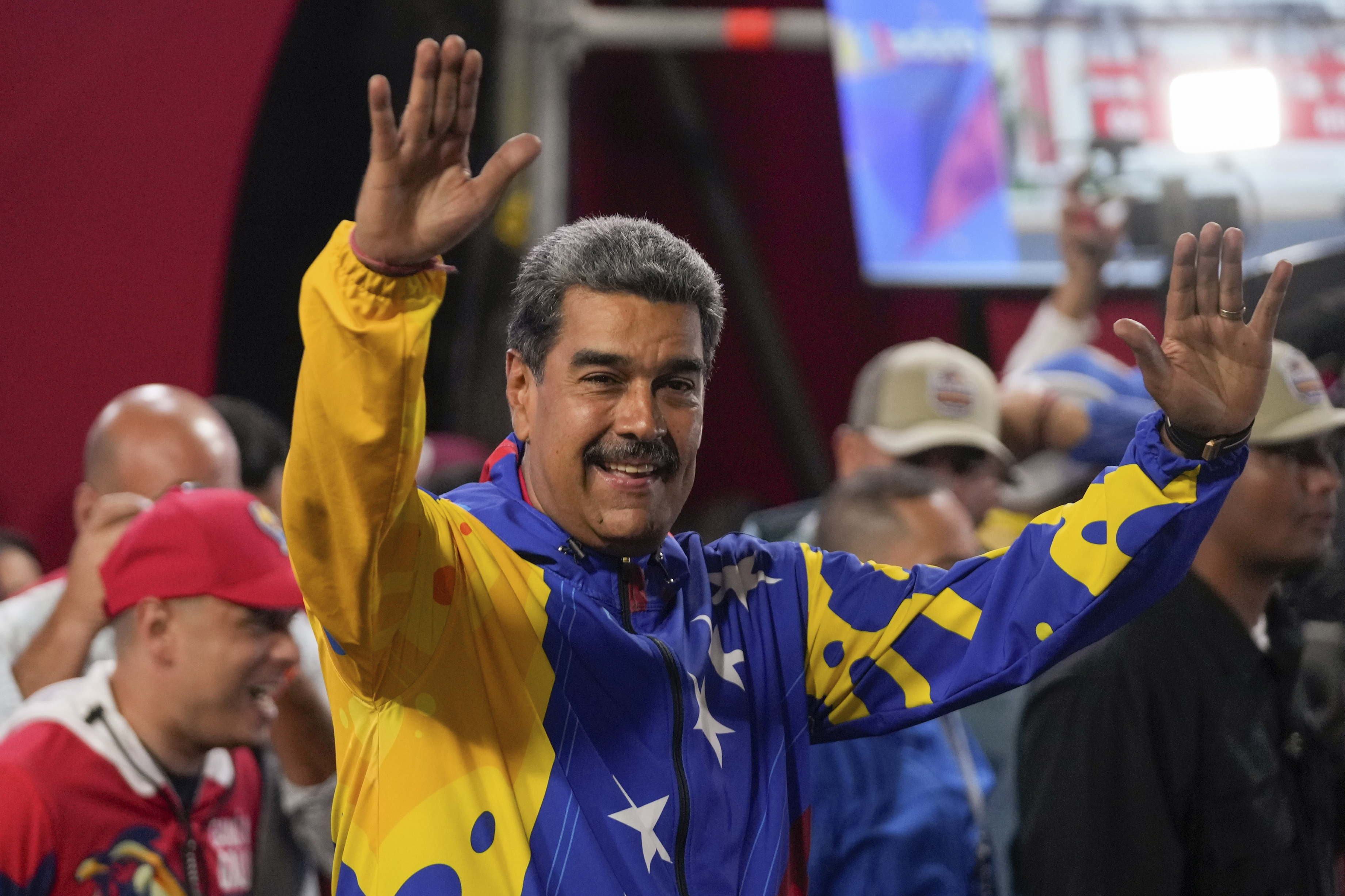 Nicolás Maduro firar valkommissionens siffror vid presidentpalatset Miraflores i Caracas. Foto: Fernando Vergara/AP/TT