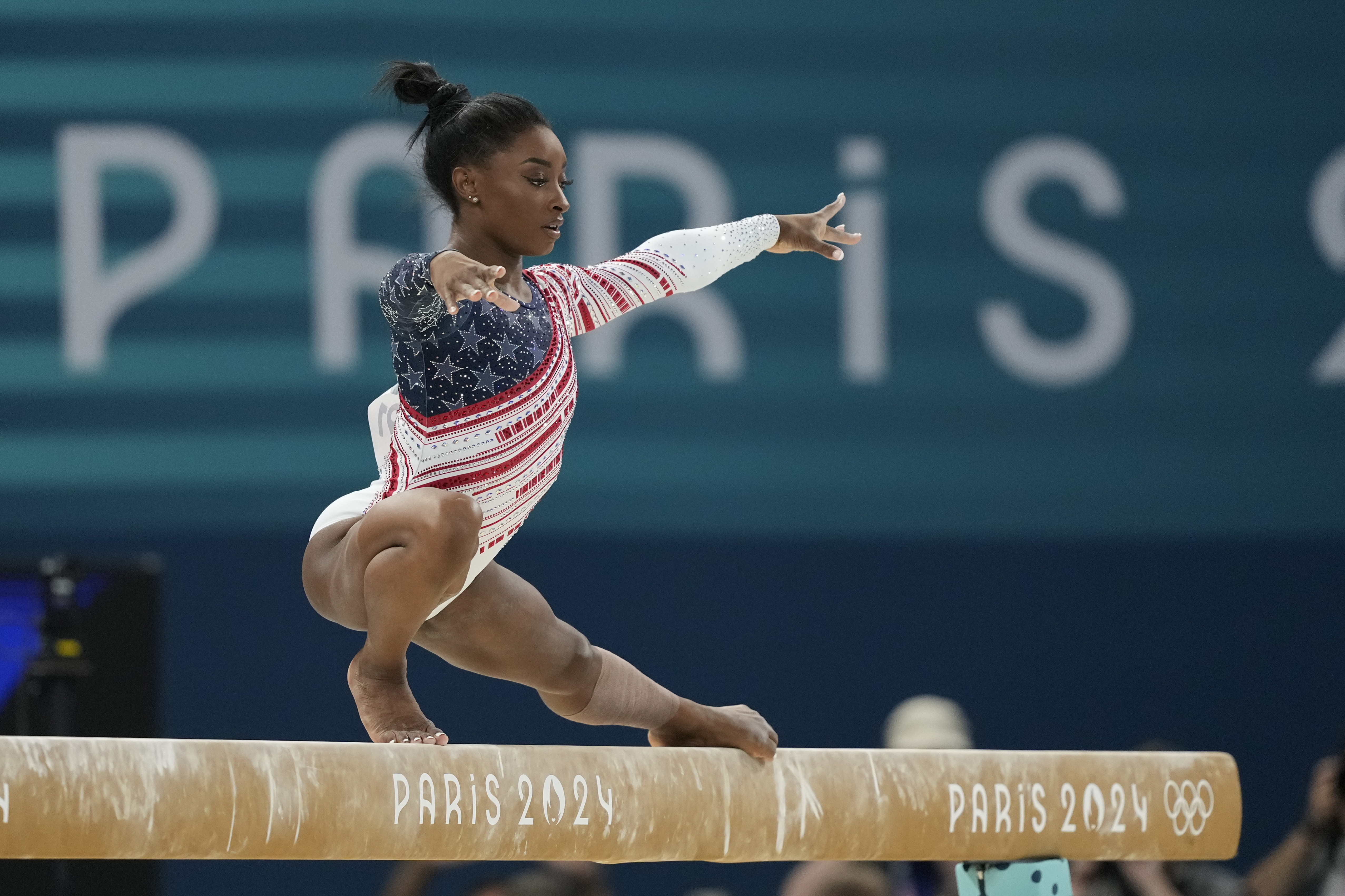 Superstjärnan Simone Biles och USA vann lagfinalen i gymnastik. För Biles var det OS-guld nummer fem i karriären. Foto: Natacha Pisarenko/AP/TT