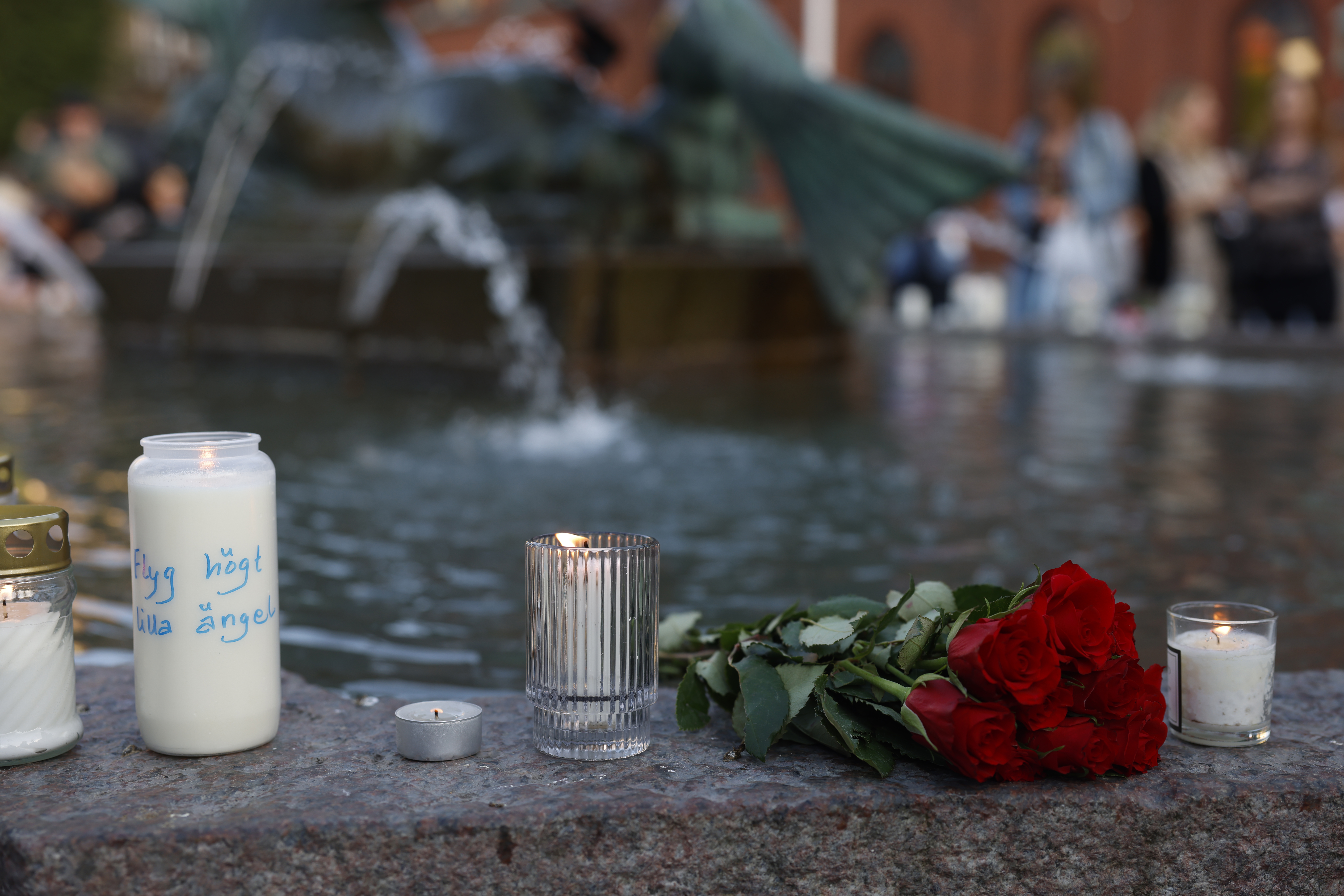 Ljusmanifestation för flickan som hittades livlös i Landskrona natten till tisdagen förra veckan. Foto: Andreas Hillergren/TT