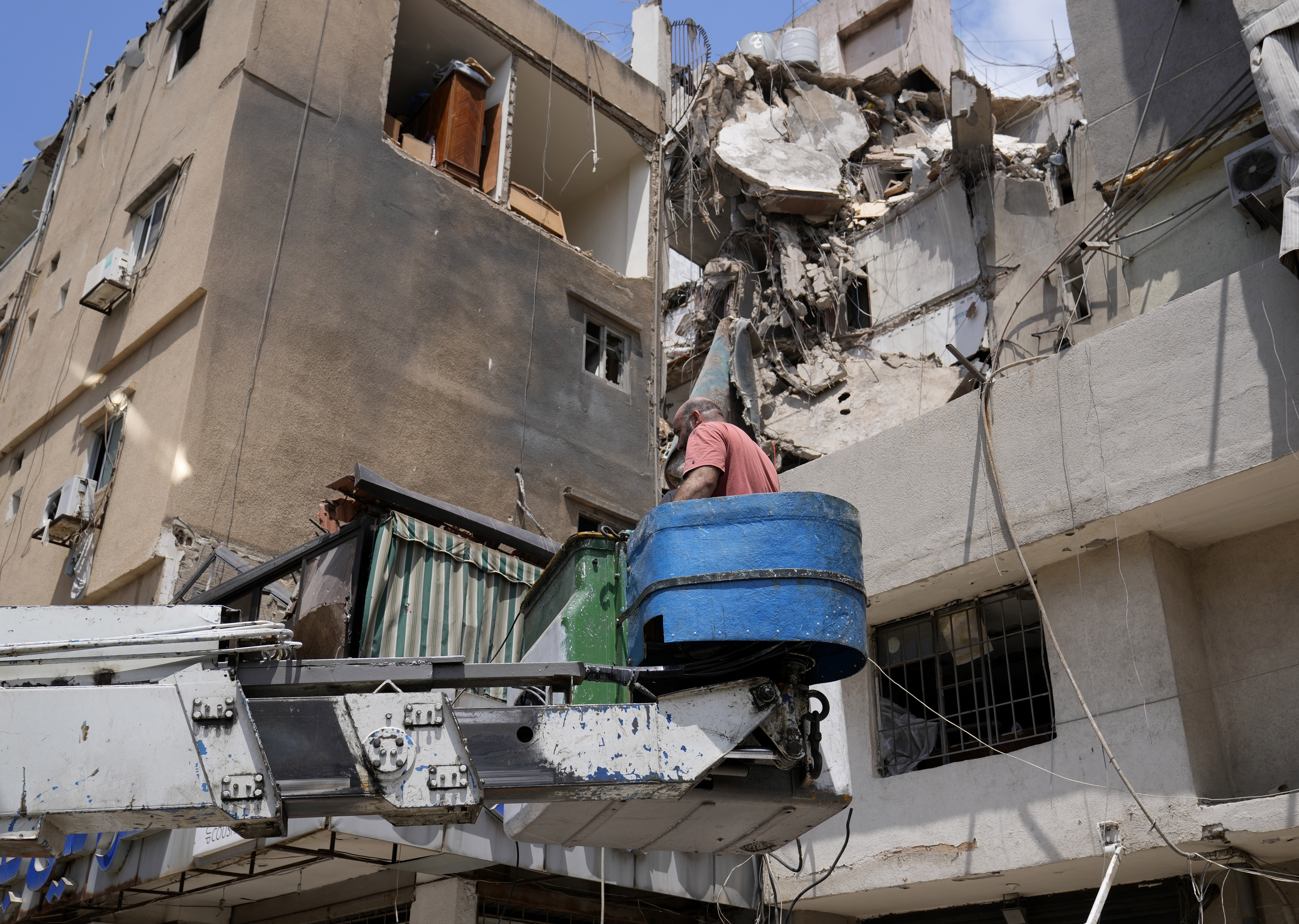Kvarlevor av Hizbollahs befälhavare Fuad Shukr ska ha återfunnits i rasmassor i Beirut. Foto: Hussein Malla/AP/TT