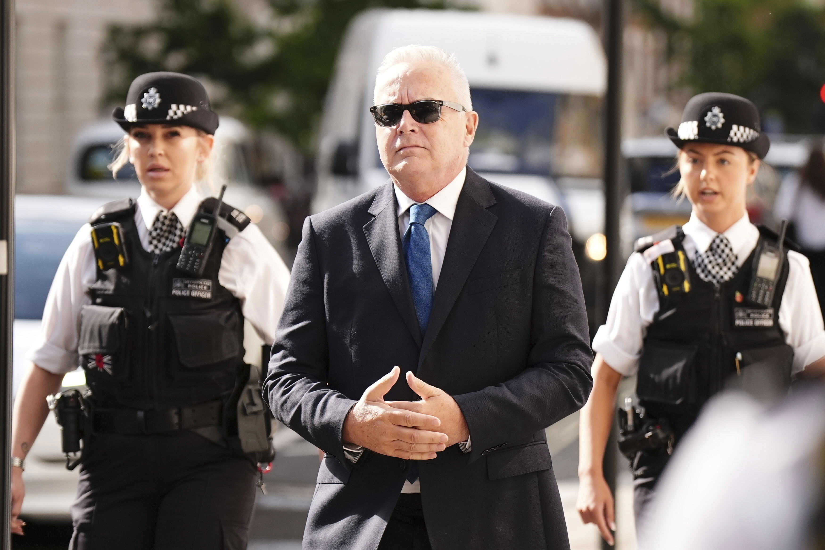 Huw Edwards på väg in i Westminster Magistrates Court i London. Foto: Aaron Chown/PA/AP/TT