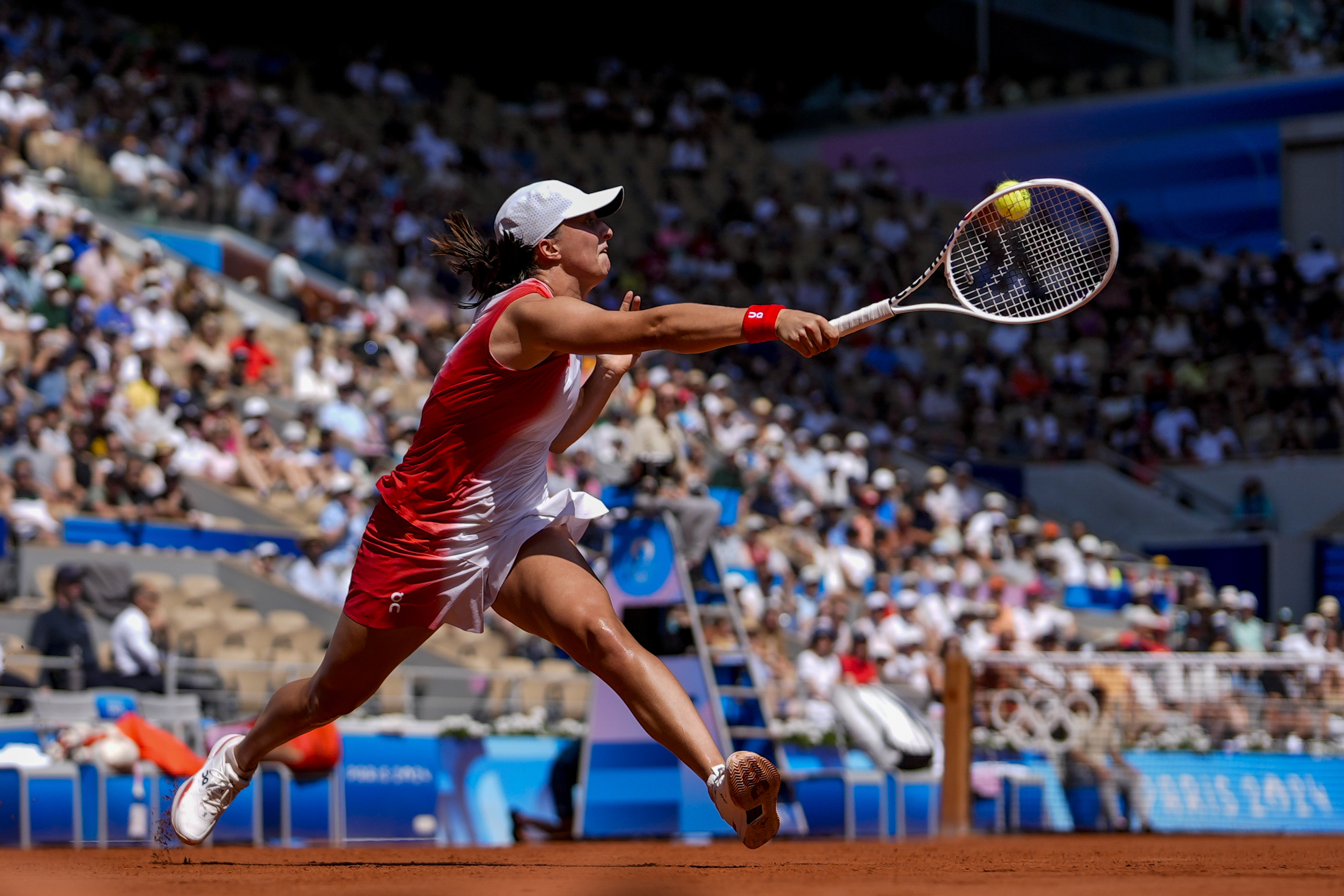 Iga Swiatek på gruset i Paris. Foto: Manu Fernandez/AP/TT