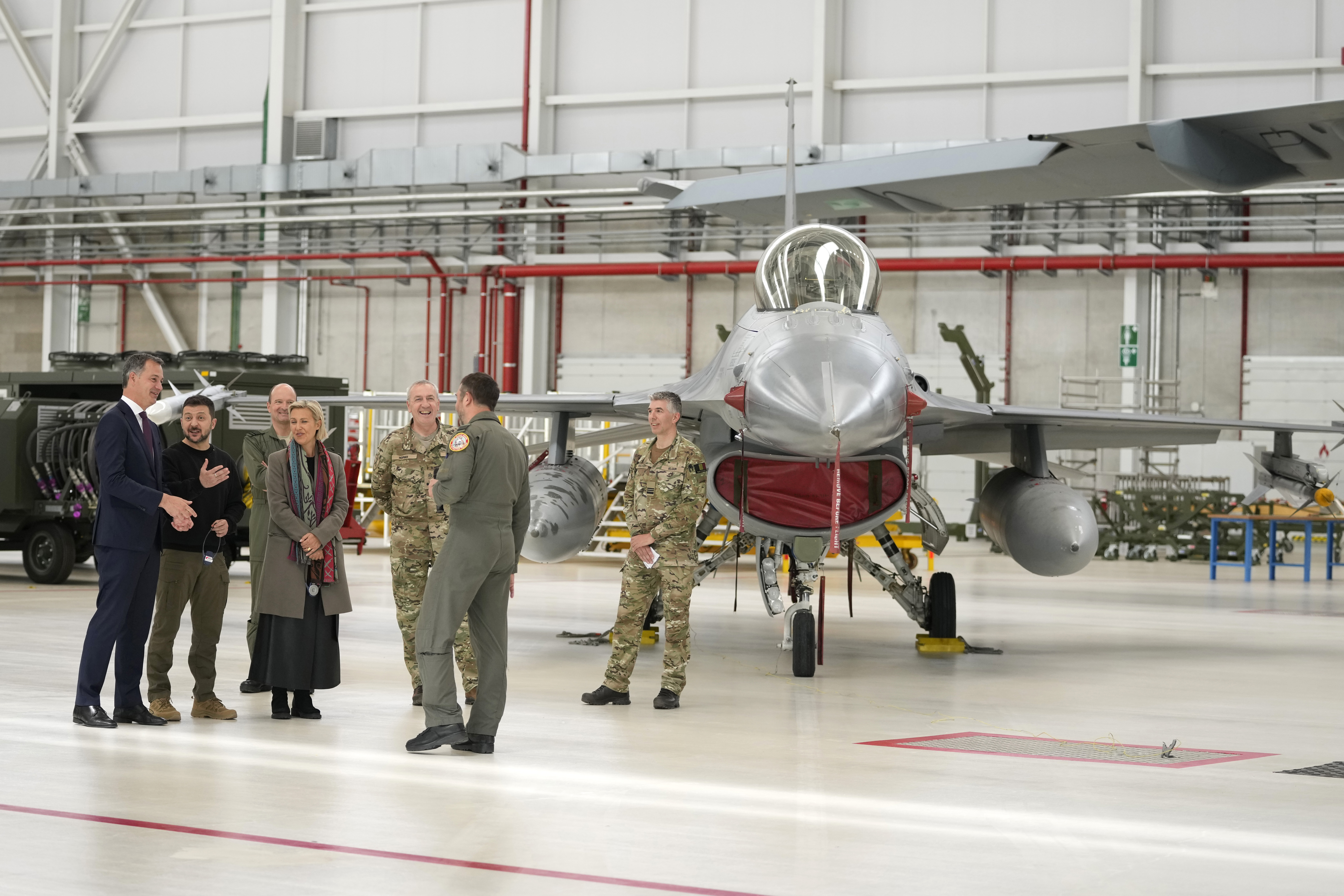 Bild från Bryssel i maj. Till höger ett F-16-plan, till vänster Ukrainas president Volodymyr Zelenskyj och belgiska politiker och militärer. Foto: Virginia Mayo/AP/TT