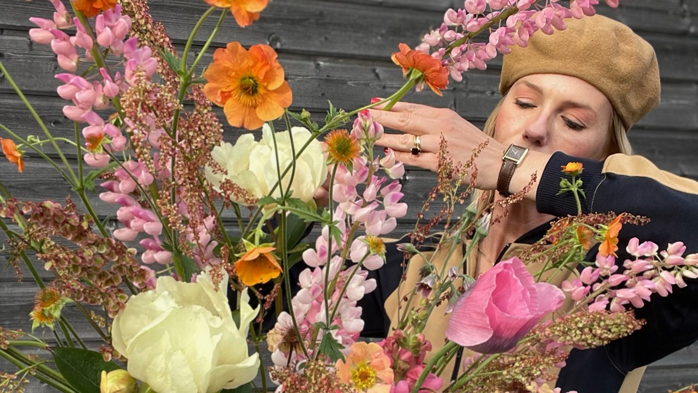 En workshop i att arrangera praktfulla blomsterarrangemang hålls på von Echstedtska gården i Värmland den 24 augusti. Ledare för workshopen är trädgårdsmästaren och influencern Emily Bratt. Foto: Pressbild