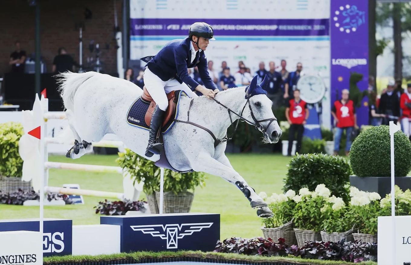 Ryttarna Peder Fredricson och Henrik von Eckermann är laddade inför sommarens OS i Paris. Här ses Fredricson på sin häst Catch Me Not i Europamästerskapet i hoppning i Riesenbeck i Tyskland 2021. Foto: Alex Grimm/Getty Images