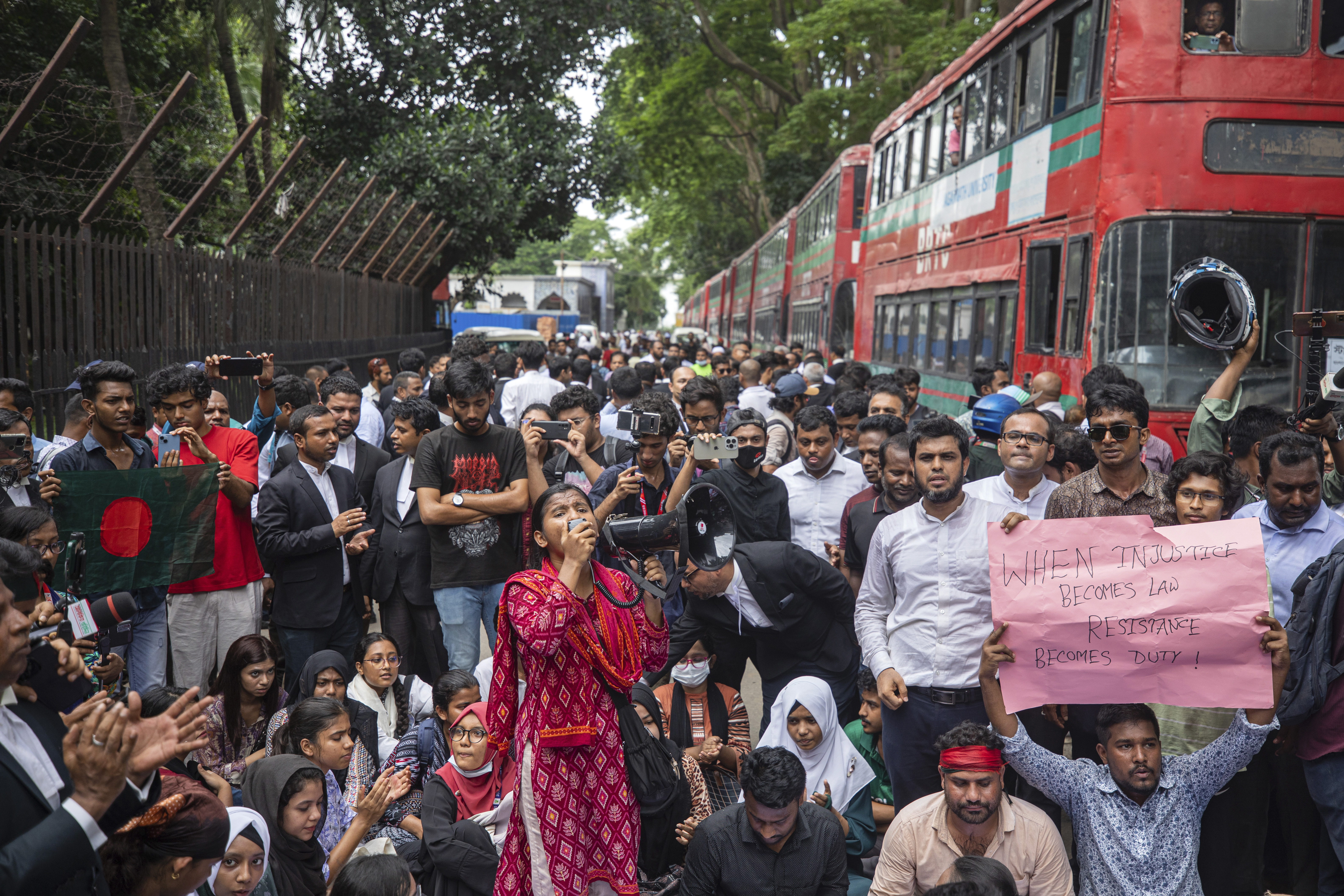 Demonstranter kräver rättvisa för dem som dödats under protesterna. Bild från i onsdags. Foto: Rajib Dhar/AP/TT