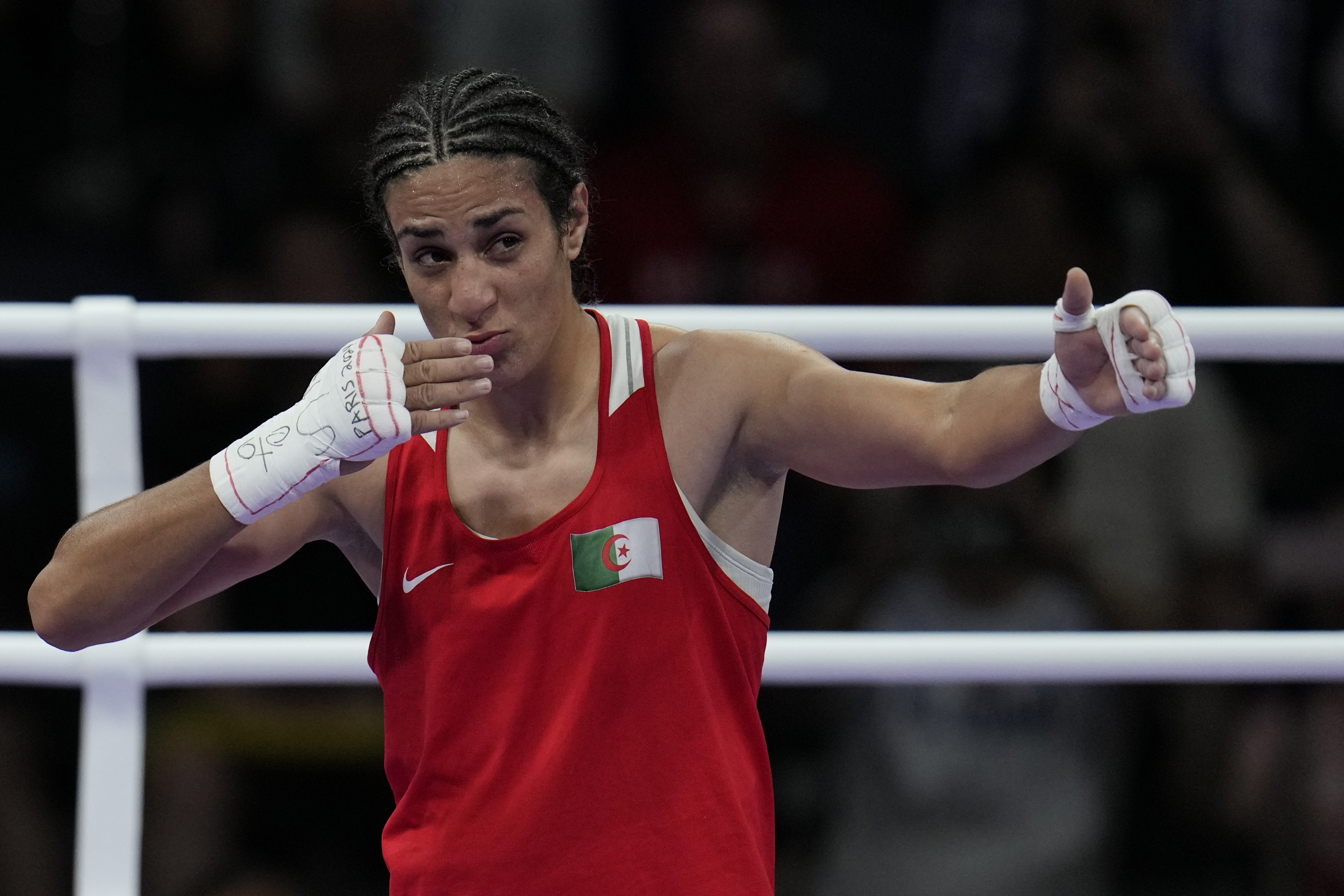 Algeriets Imane Khelif firade efter segern i kvartsfinalen mot Anna Hamori, Ungern, och säkrad OS-medalj. Foto: John Locher/AP/TT