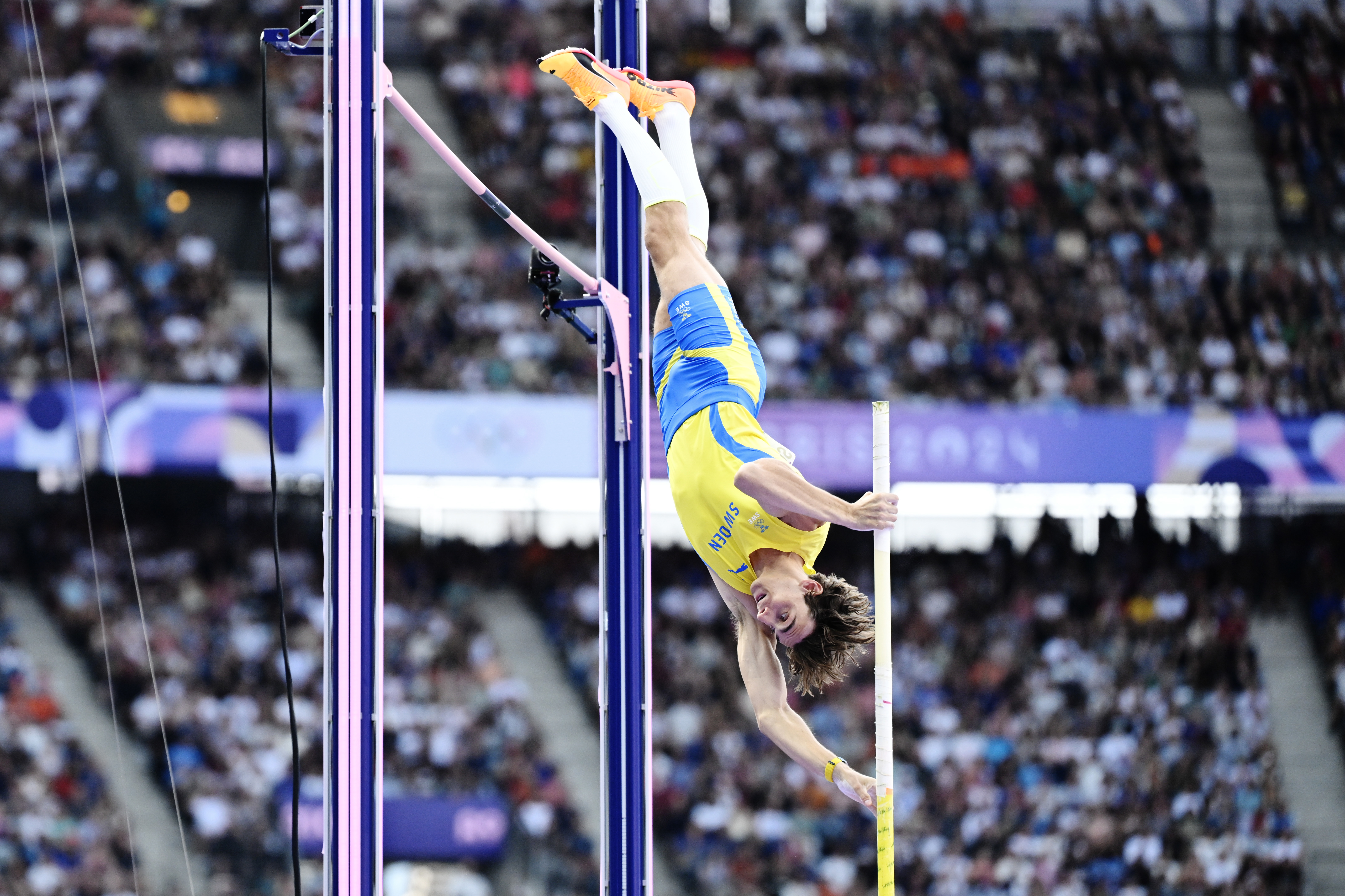 Sveriges Armand Duplantis i herrarnas kval i stavhopp på Stade de France under sommar-OS i Paris. Foto: Jessica Gow/TT
