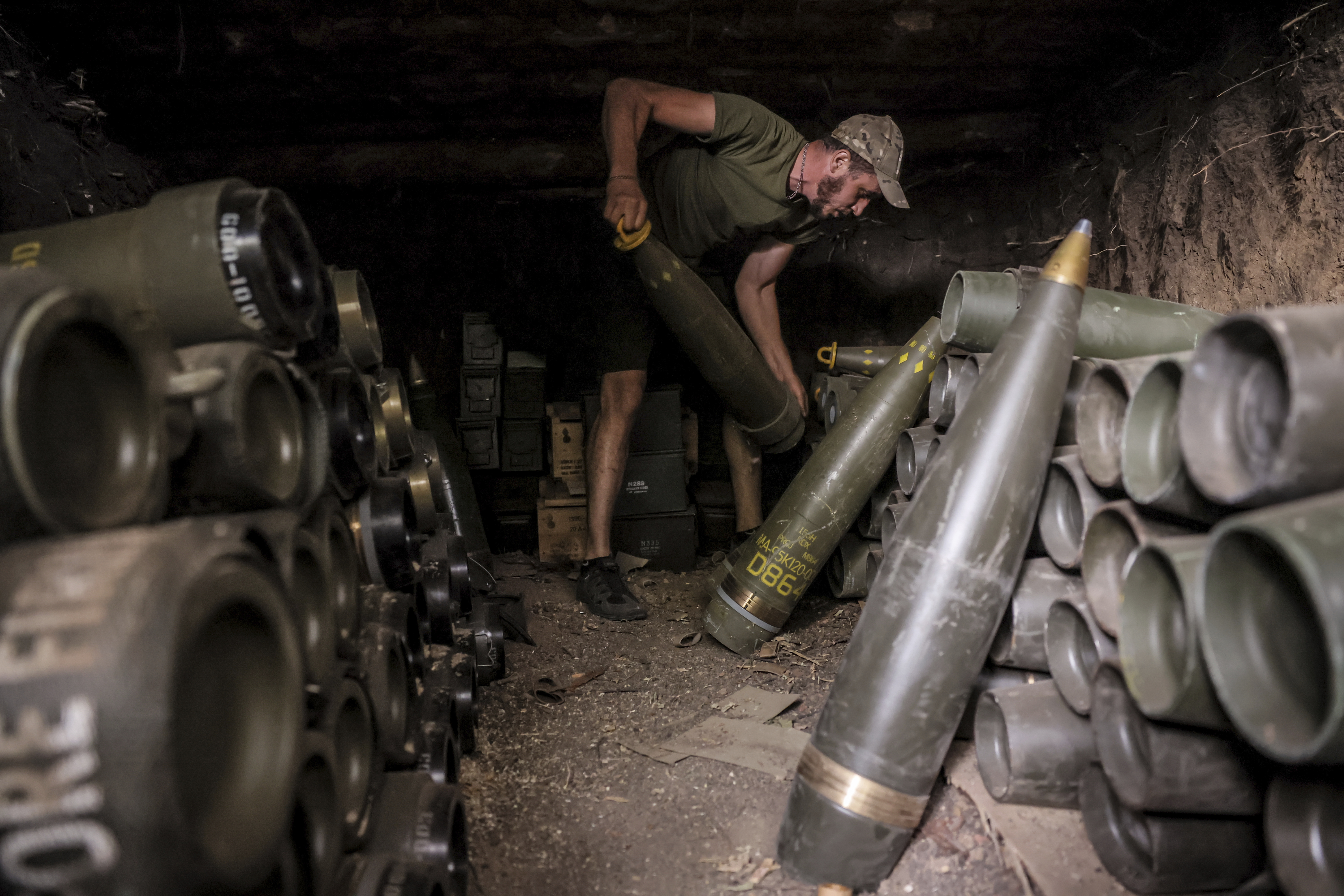 En ukrainsk soldat i Donetskregionen förbereder en attack. Arkivbild. Foto: Oleg Petrasiuk/AP/TT