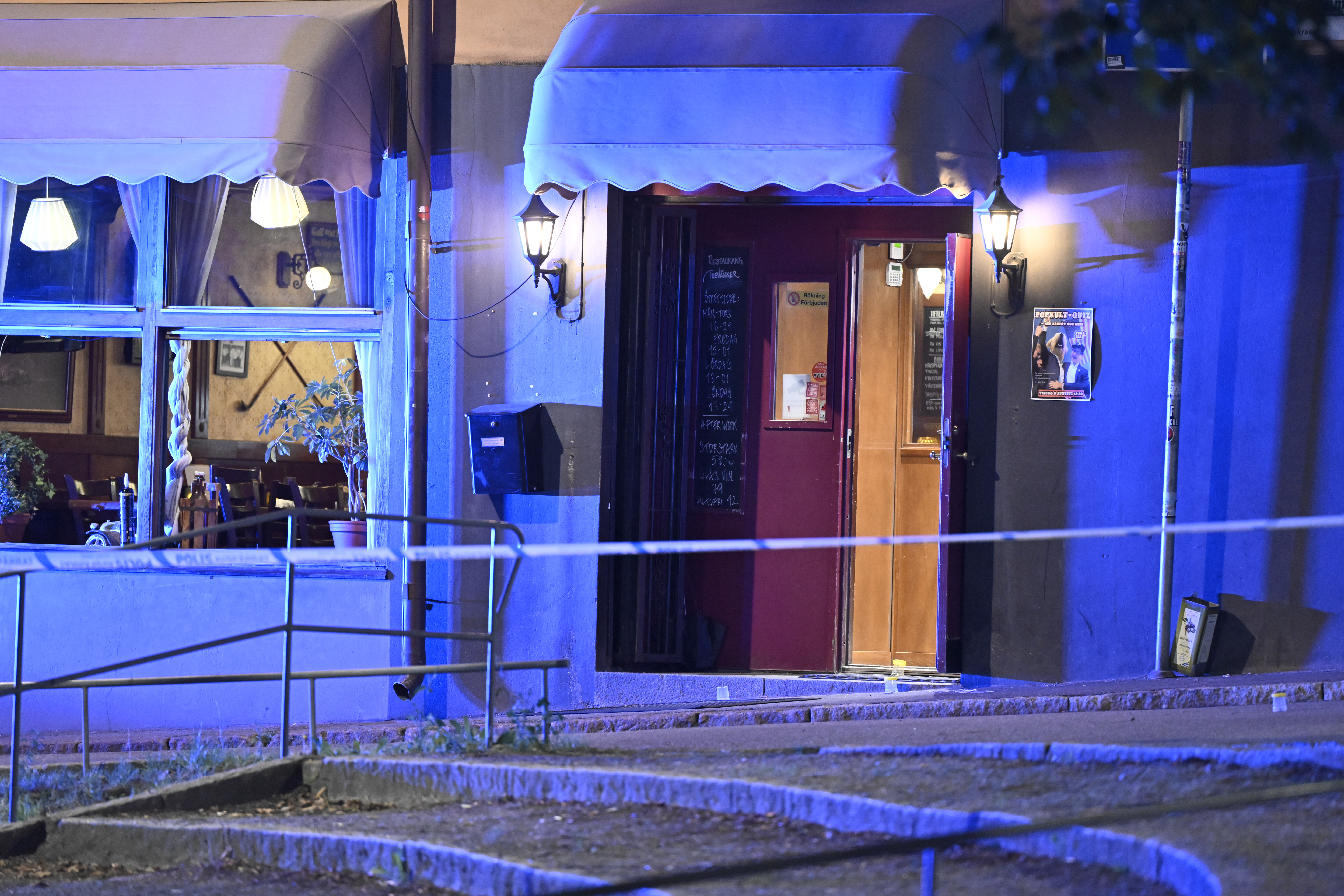 Polisen har spärrat av krogen och arbetar med att säkra spår på brottsplatsen. Foto: Christine Olsson/TT