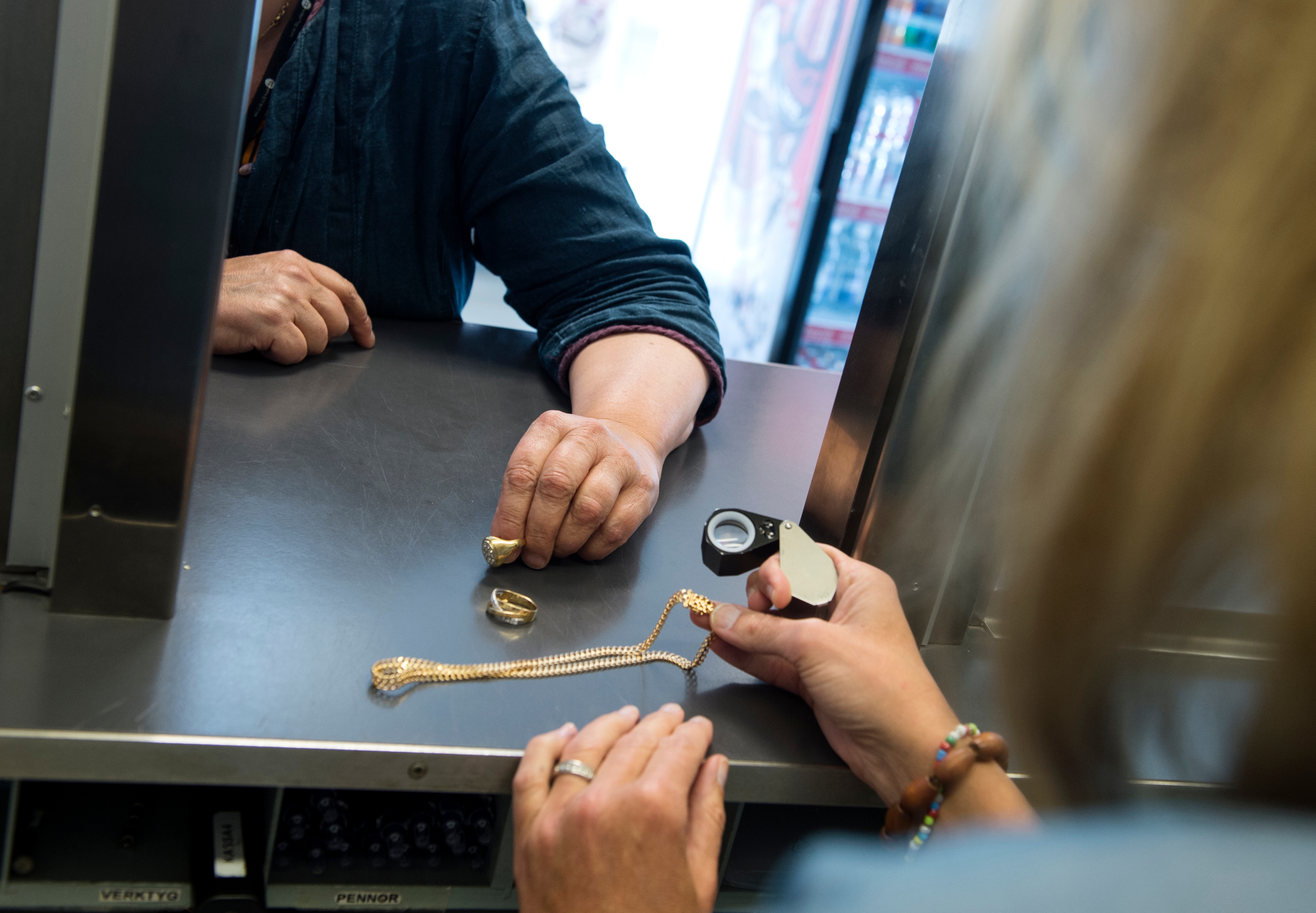 Färre lämnar in värdesaker till pantbanken. Arkivbild. Foto: Bertil Ericson / TT