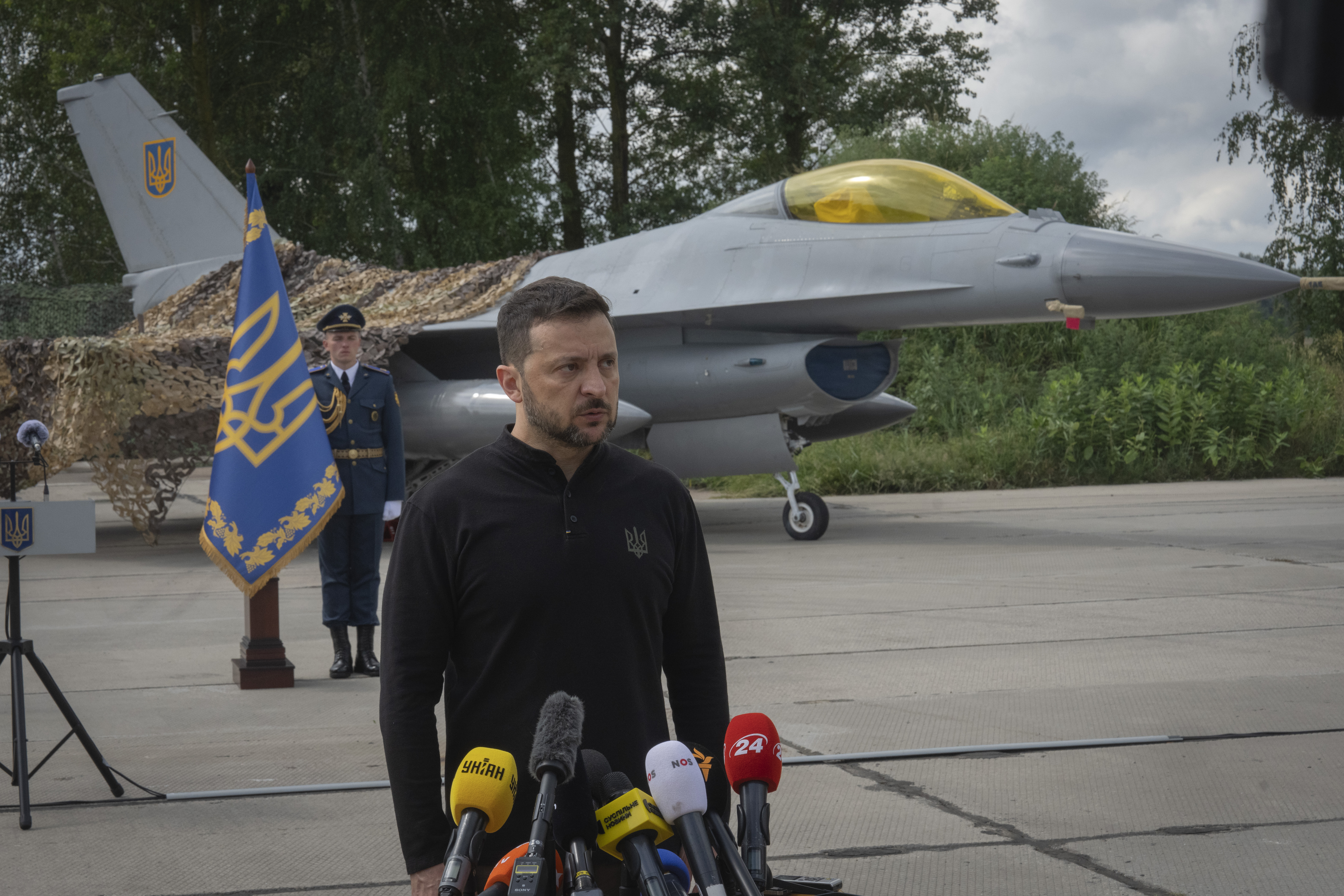 Ukrainas president Volodymyr Zelenskyj presenterar F-16-planen för pressen på hemlig ort. Foto: Efrem Lukatsky/AP/TT