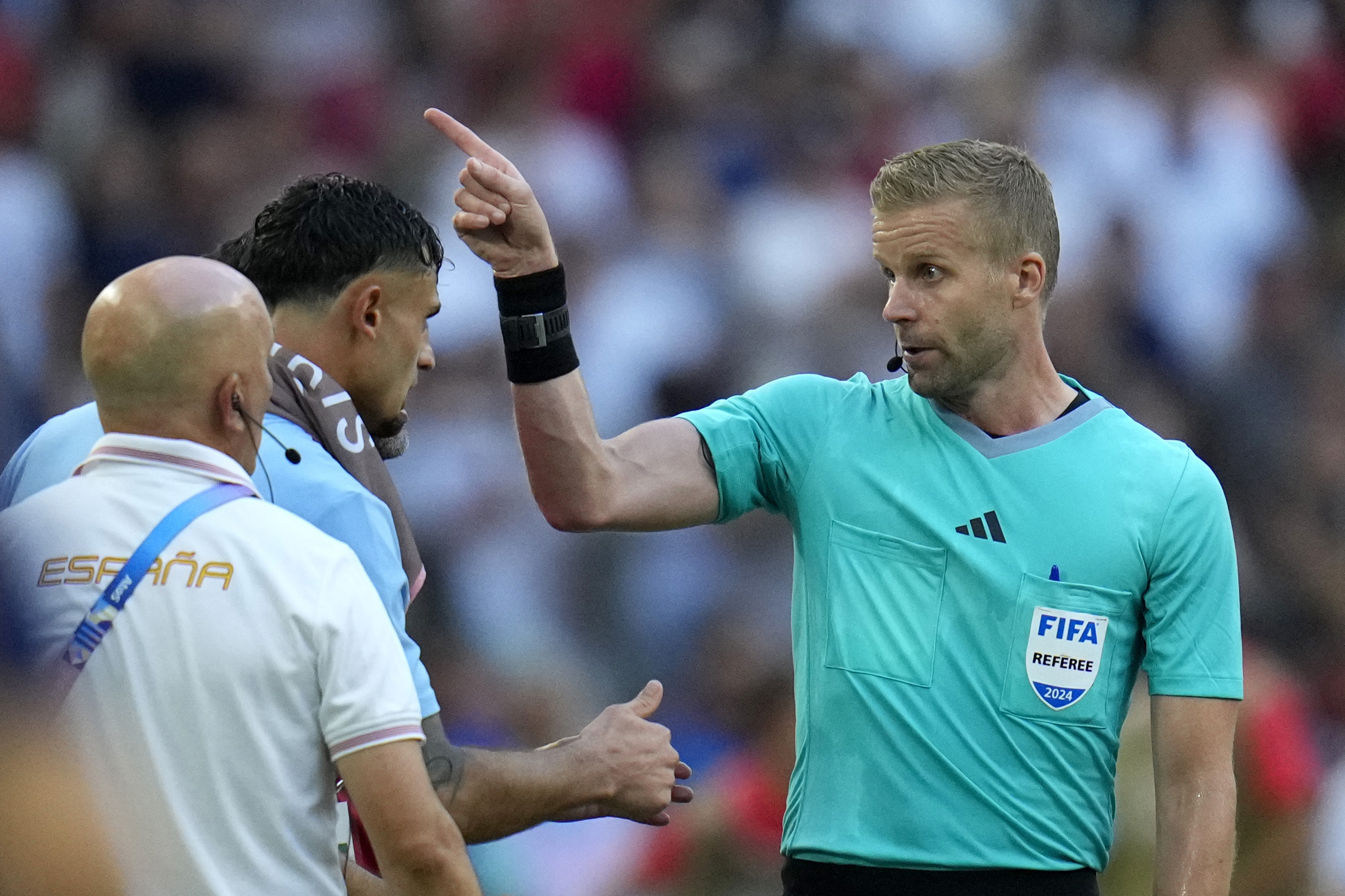 Domaren Glenn Nyberg byttes in i semifinalen mellan Marocko och Spanien i OS-fotbollen. Foto: Julio Cortez/AP/TT