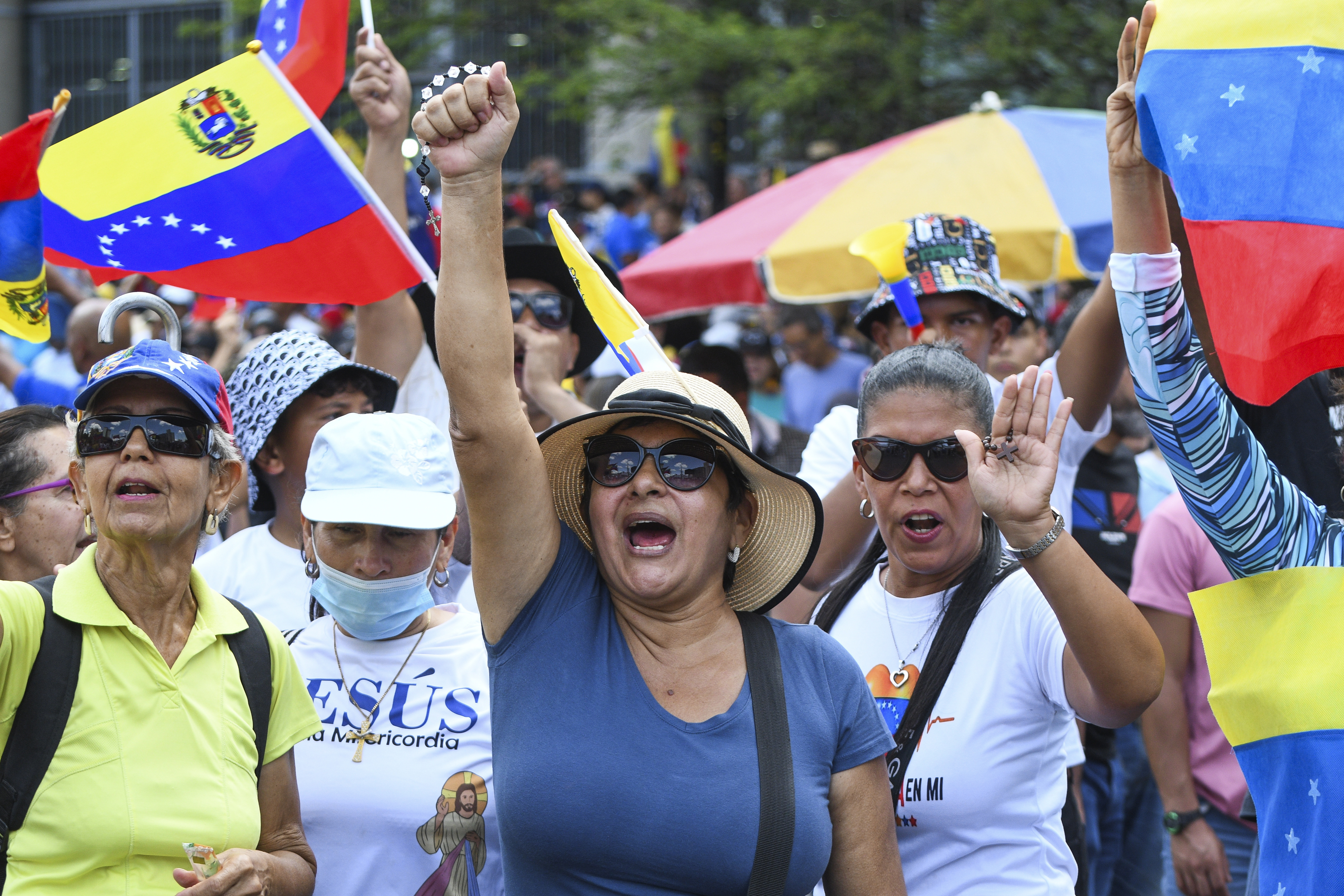 Demonstranter i staden Valenica, Venezuela, protesterar mot att Nicolás Maduro klamrar sig fast vid makten. Foto: Jacinto Oliveros/AP/TT