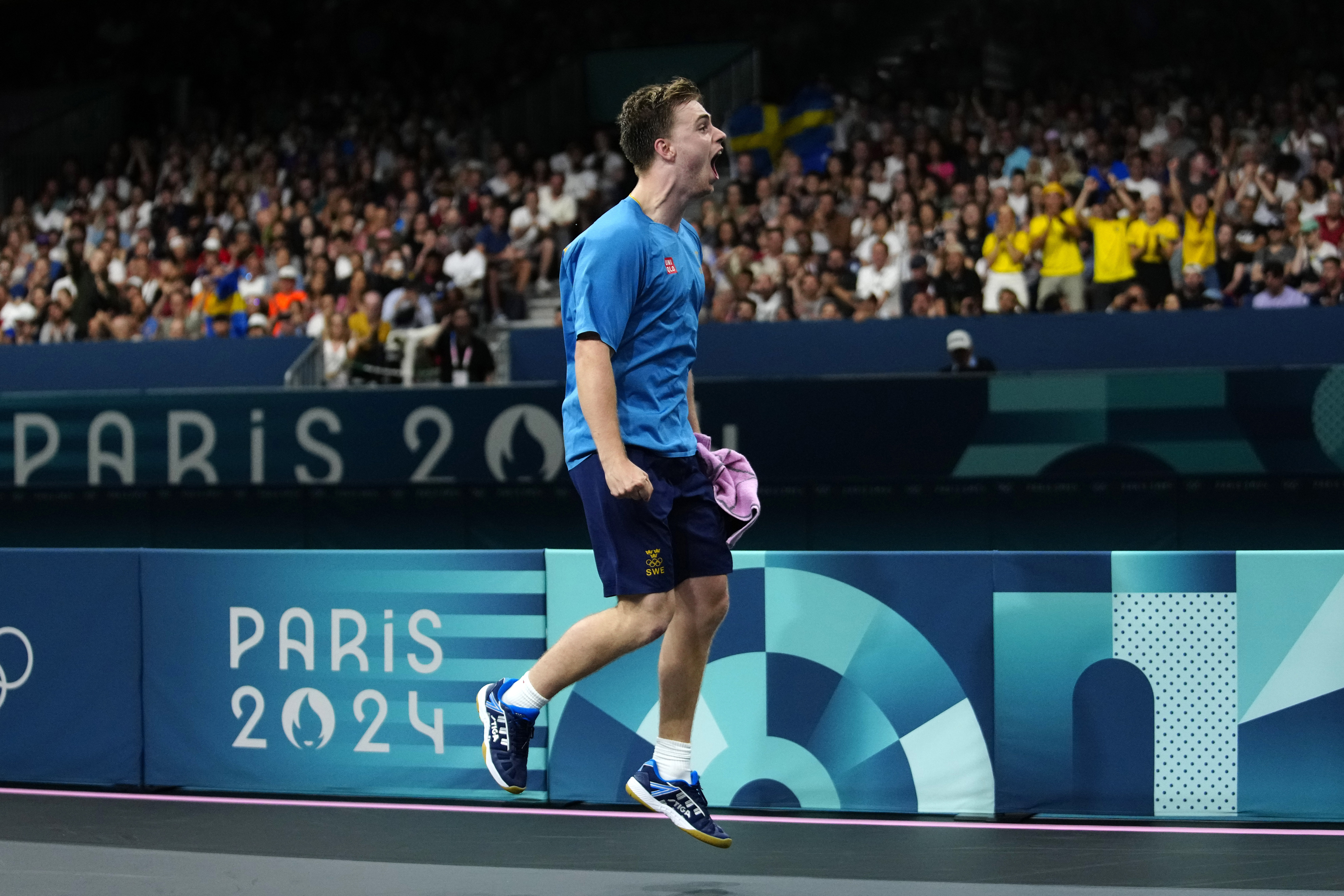 Truls Möregårdh skriker ut sin glädje efter att ha besegrat Tysklands Dimitrij Ovtcharov i en tuff femsetare. Foto: Petros Giannakouris/AP/TT