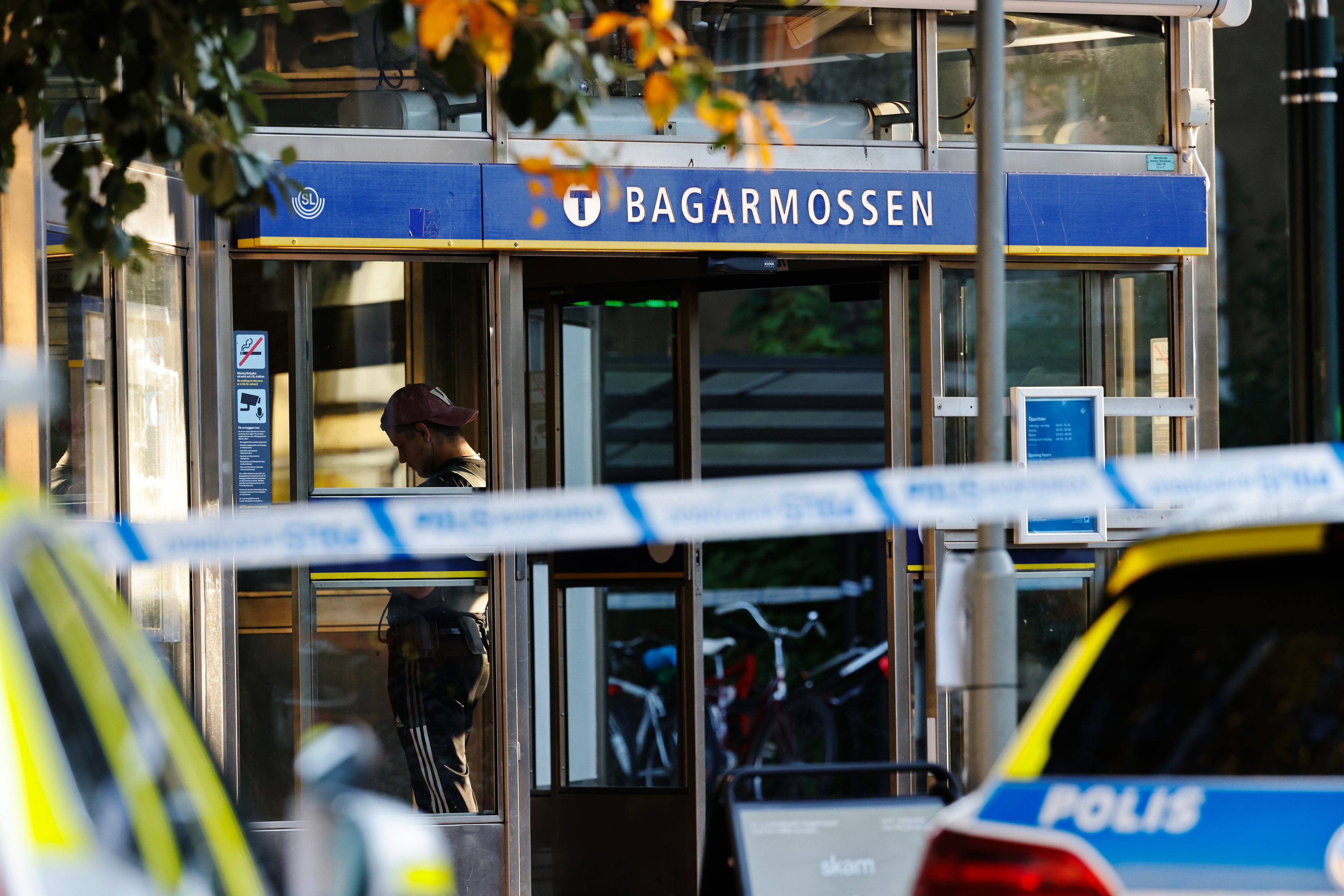 Polis på plats vid Bagarmossens tunnelbanestation i södra Stockholm. Foto: Mickan Mörk/TT