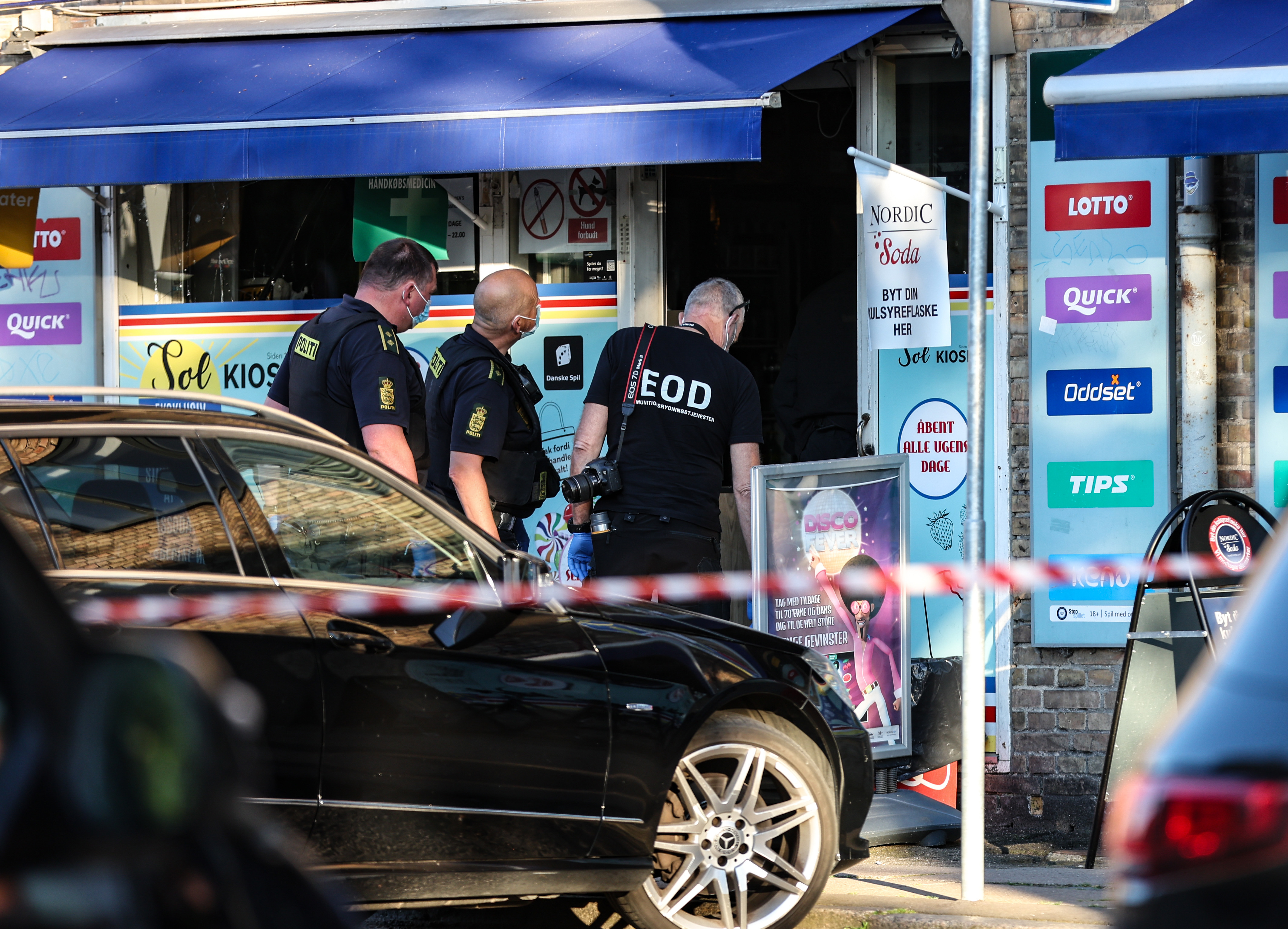 Polisen undersöker en kiosk i Köpenhamn där en explosion inträffade på tisdagskvällen. Foto: Steven Knap/Scanpix Denmark