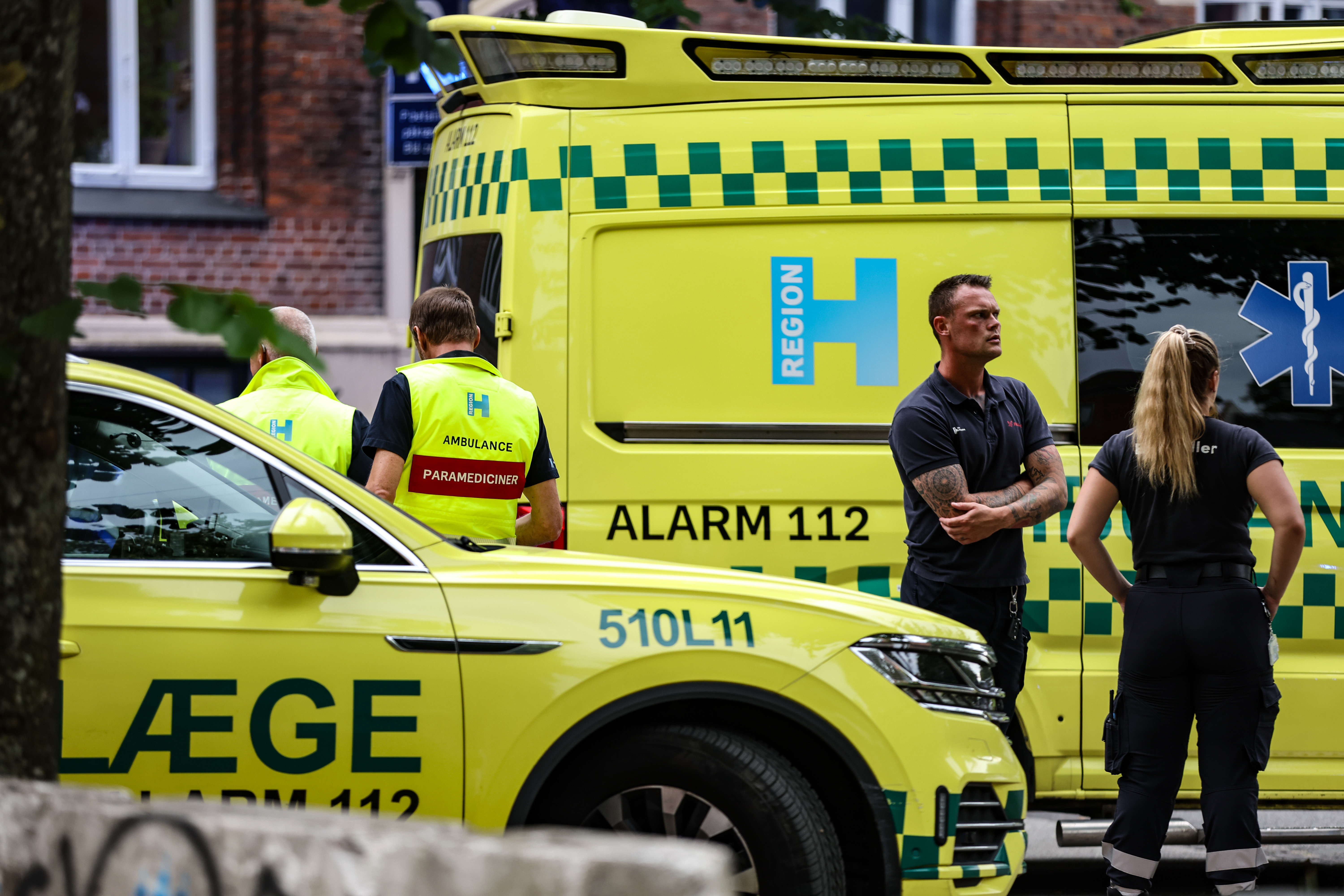 Sjukvårdspersonal på plats i Nørrebro i Köpenhamn efter en dödlig skottlossning. Foto: Steven Knap/Ritzau Scanpix