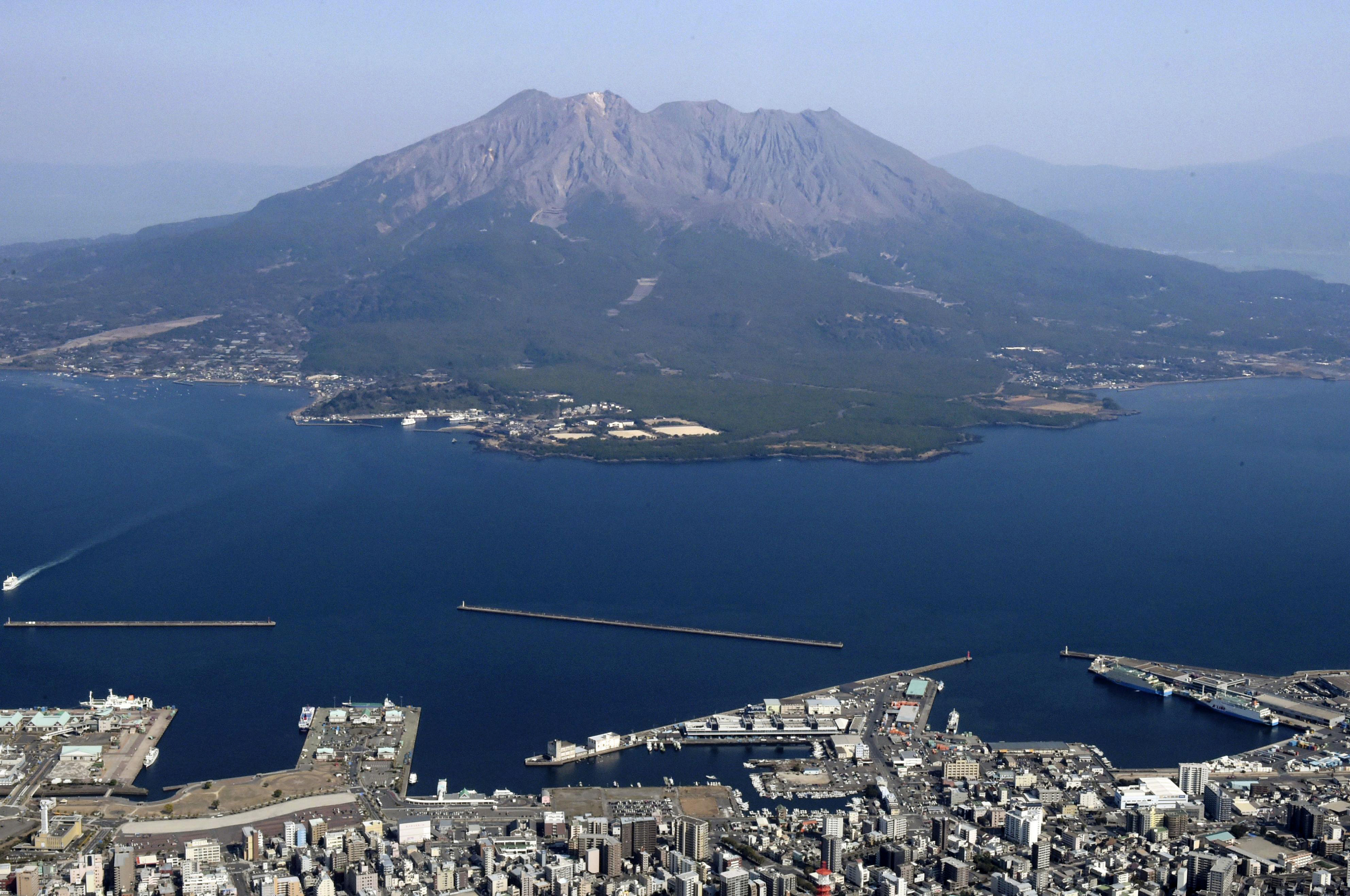 Skalven inträffade vid ön Kyushu. Arkivbild på vulkanen Sakurajima på ön. Foto: Kyodo via AP/TT