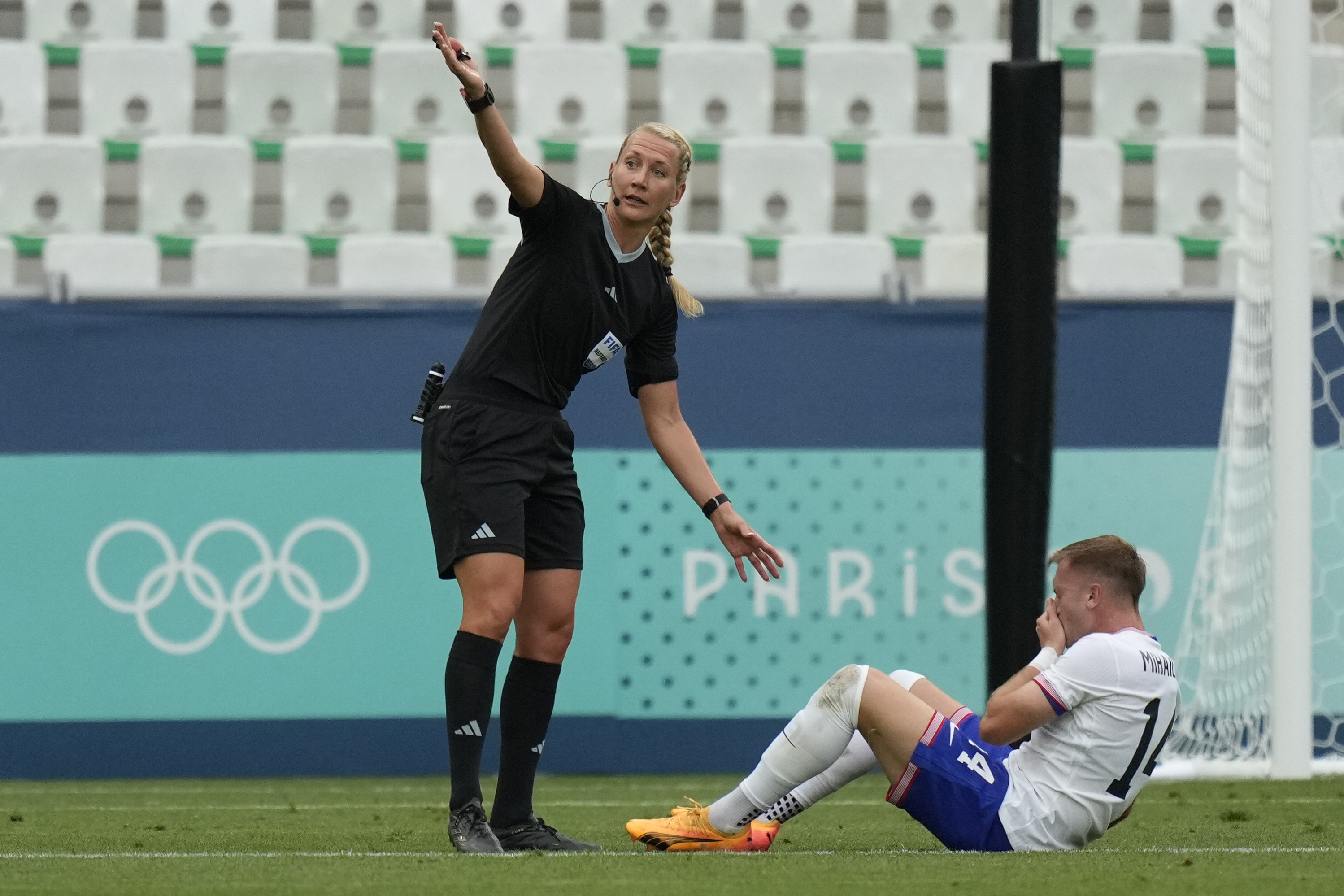 Den svenska fotbollsdomaren Tess Olofsson under herrarnas OS-gruppmatch mellan USA–Guinea. Nu får Olofsson döma lördagens damfinal mellan USA och Brasilien. Foto: Silvia Izquierdo/AP/TT