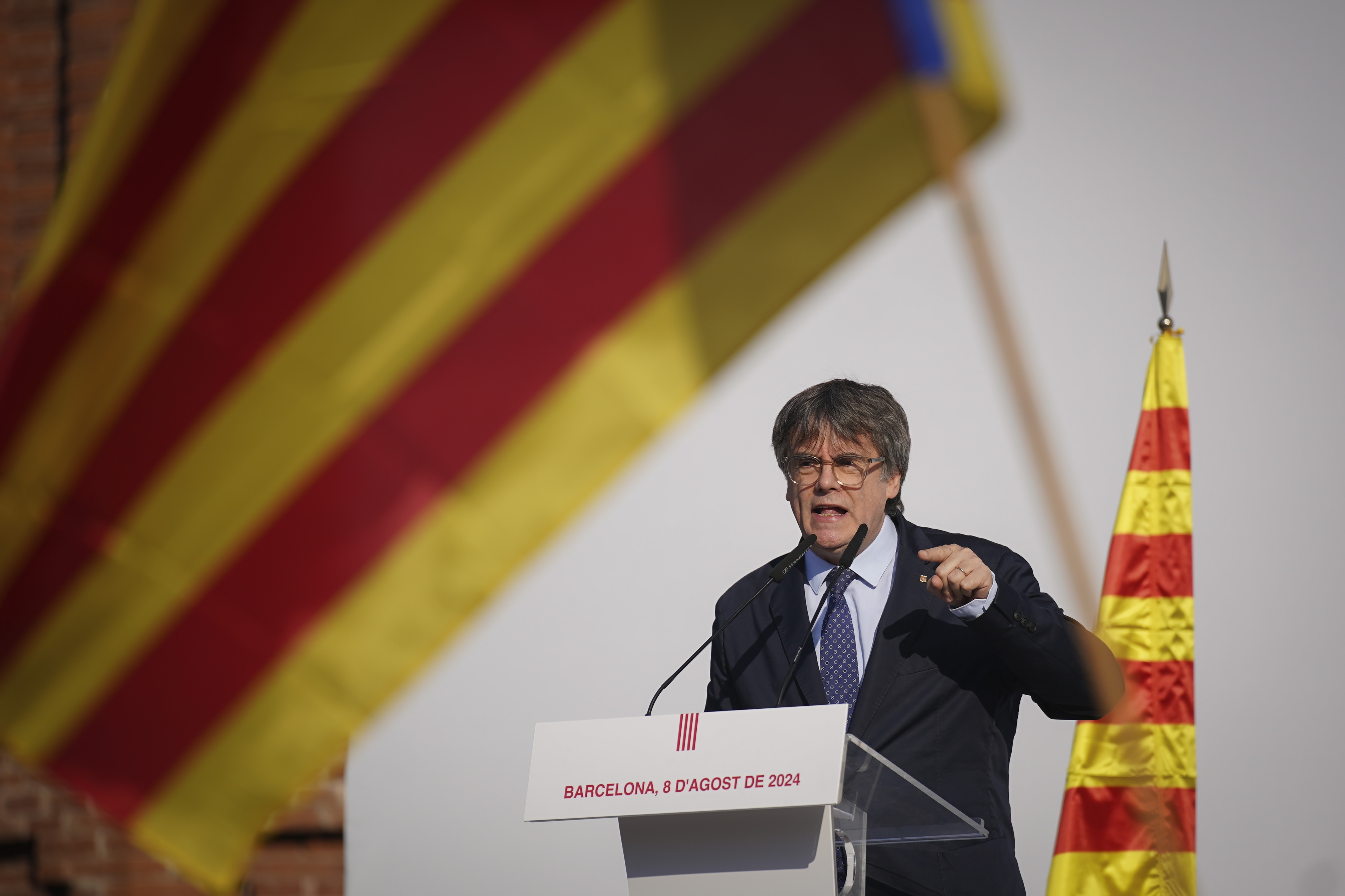 Carles Puigdemont talar till anhängarna vid regionparlamentet i Barcelona. Foto: Joan Mateu/AP/TT
