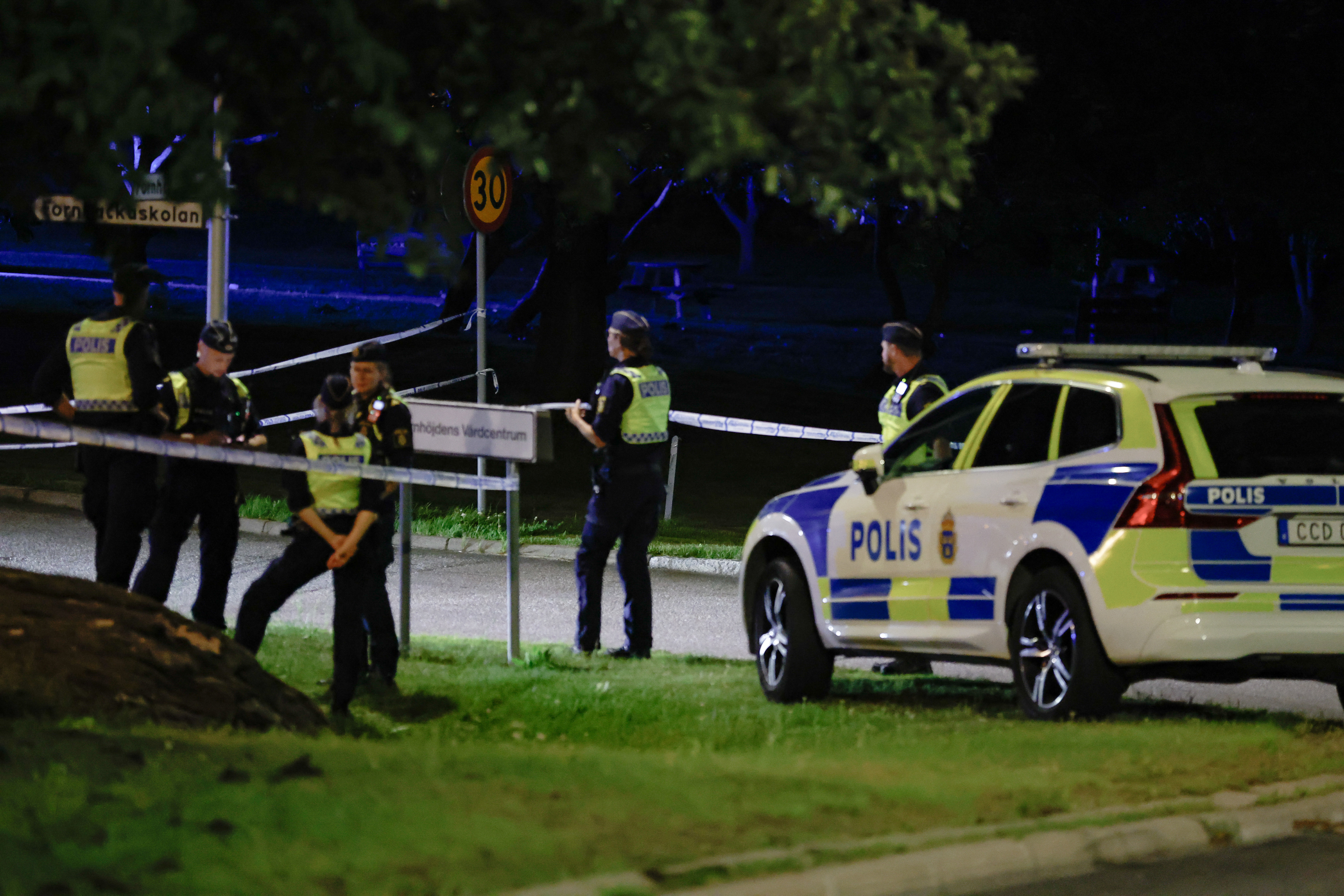 Polis på plats vid Fornhöjden i Södertälje efter larm om skottlossning vid 21-tiden på onsdagskvällen. En skadad person fördes med ambulans till sjukhus. Foto: Mickan Mörk/TT