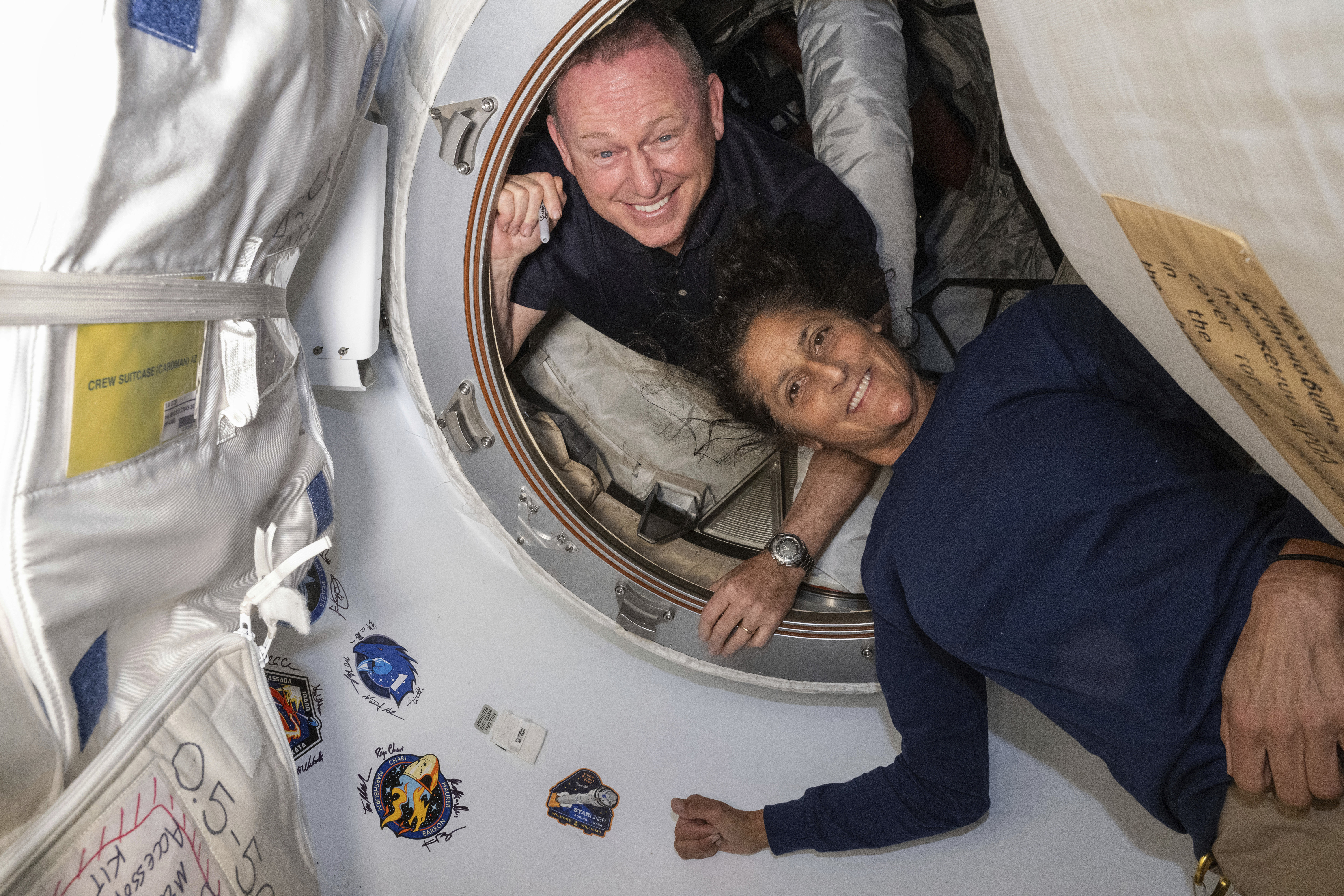 Astronauterna Barry “Butch” Wilmore och Suni Williams i vestibulen mellan rymdstationen ISS och rymdfarkosten Starliner. Bilden är tagen 13 juni. Foto: Nasa via AP/TT