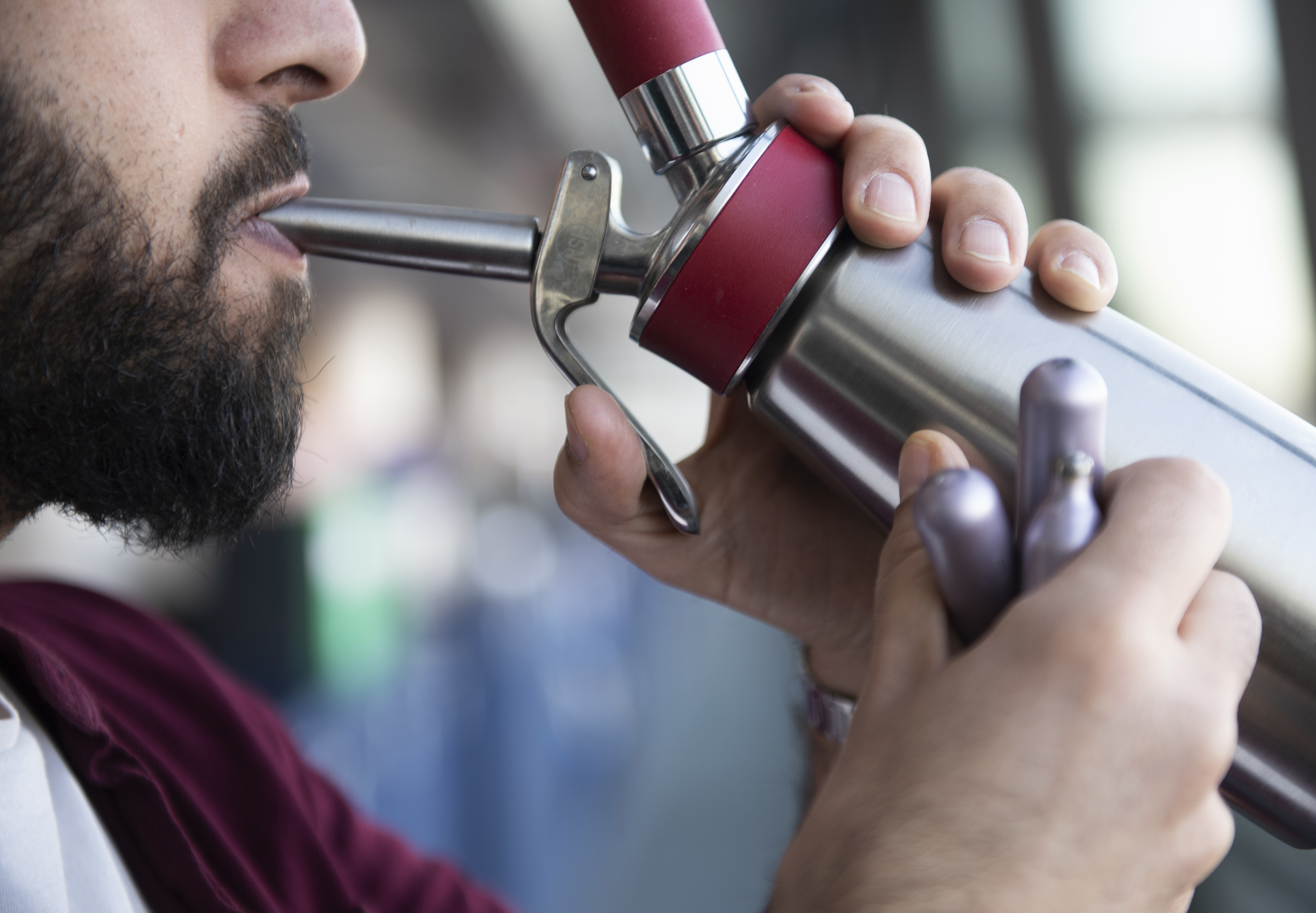 Lustgas har blivit en ny festdrog. Nu larmar kommunerna om det ökade avfallet med tomma gasflaskor. Arkivbild. Foto: Fredrik Sandberg/TT