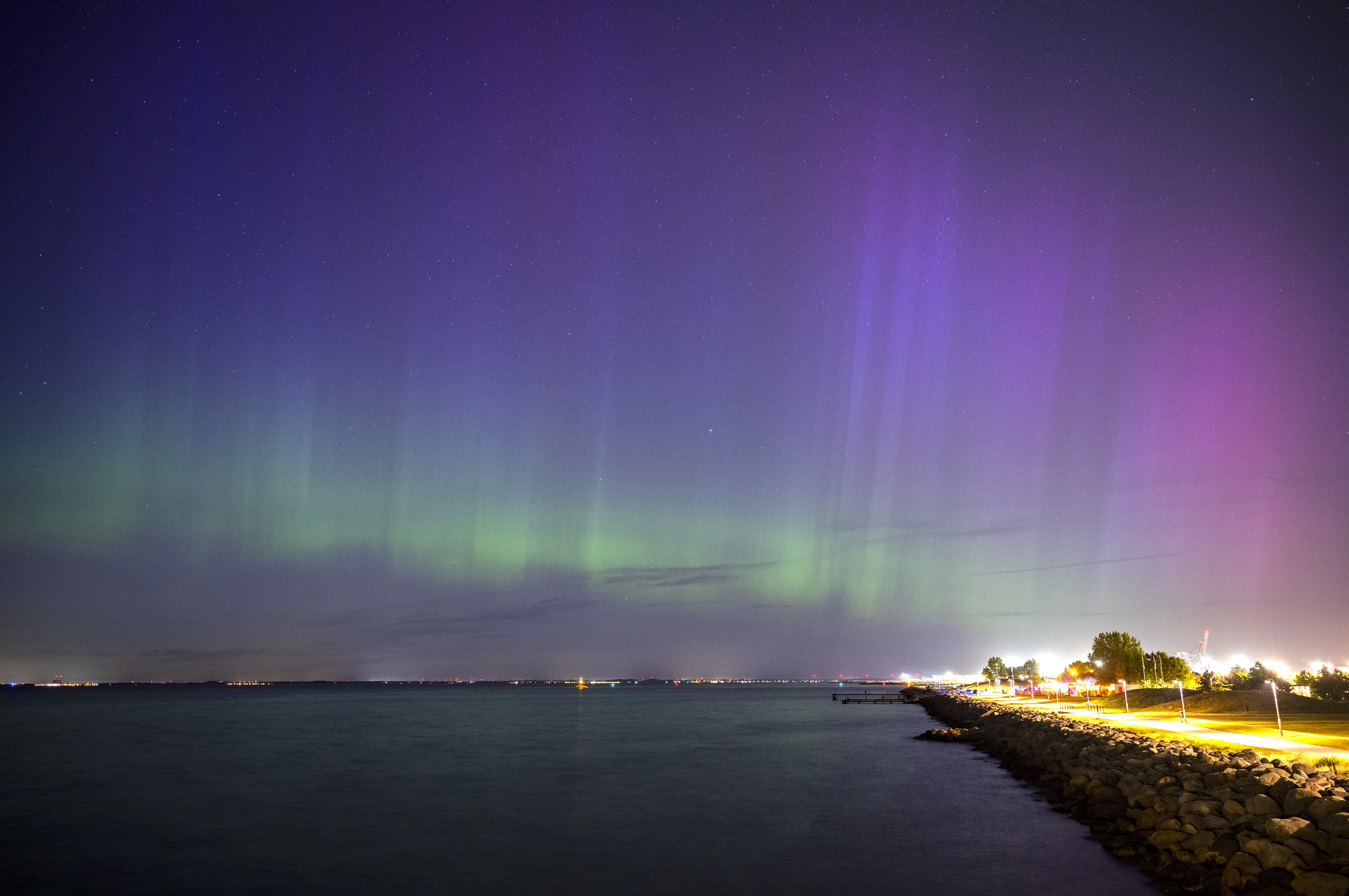 Norrsken över Scaniabadet i Malmö och Lommabukten vid 23-tiden på måndagskvällen. Foto: Johan Nilsson/TT
