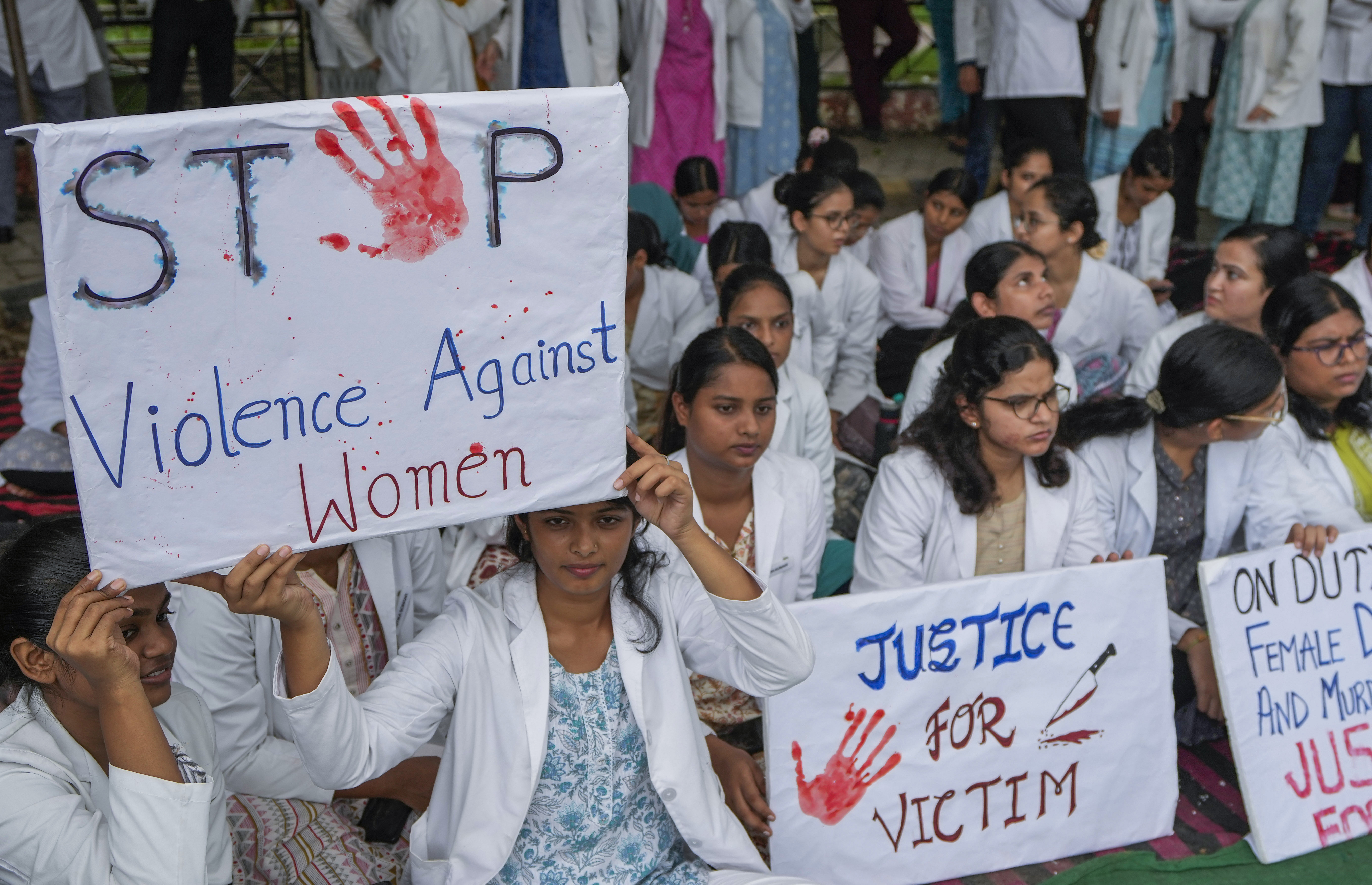 Unga läkare i Indien protesterar efter att en ung läkarstudent våldtagits och mördats i Calcutta. Foto: Rajesh Kumar Singh/AP/TT
