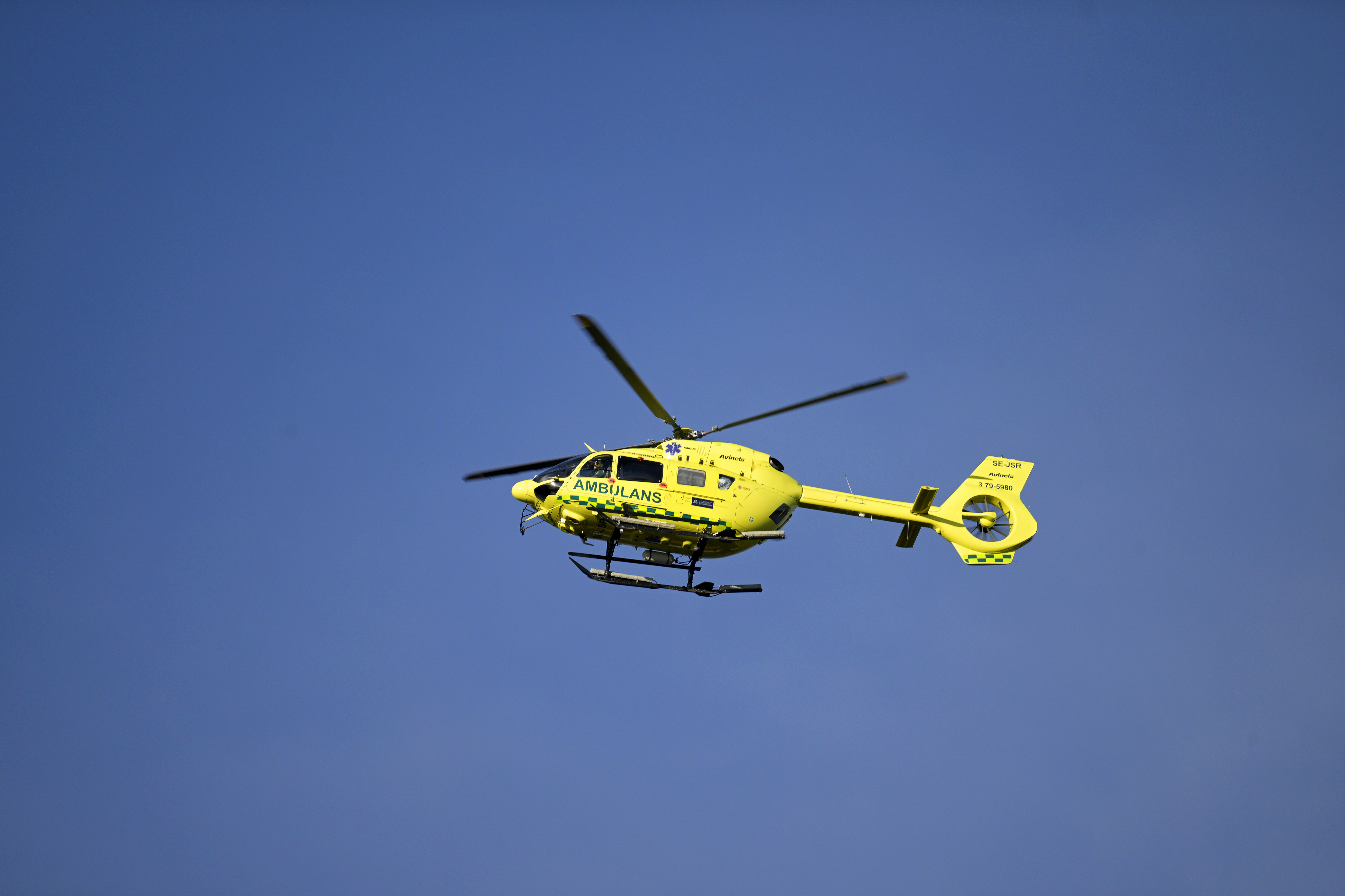 En man klämdes på tisdagen fast under en fyrhjuling och har förts till sjukhus med ambulanshelikopter. Arkivbild. Foto: Janerik Henriksson/TT