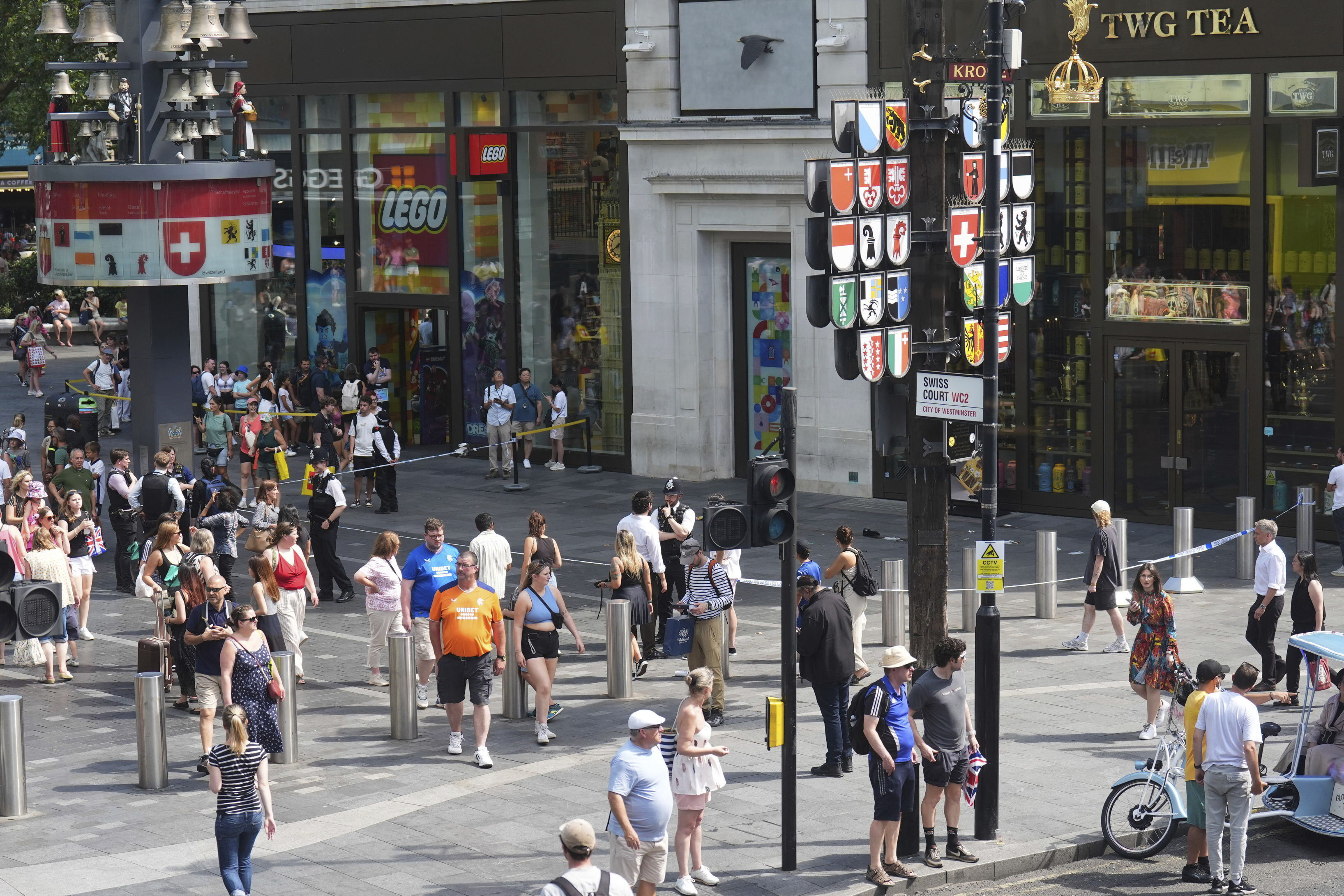 Ett område på Leicester Square spärrades av på måndagen efter knivattacken. Foto: James Manning/AP