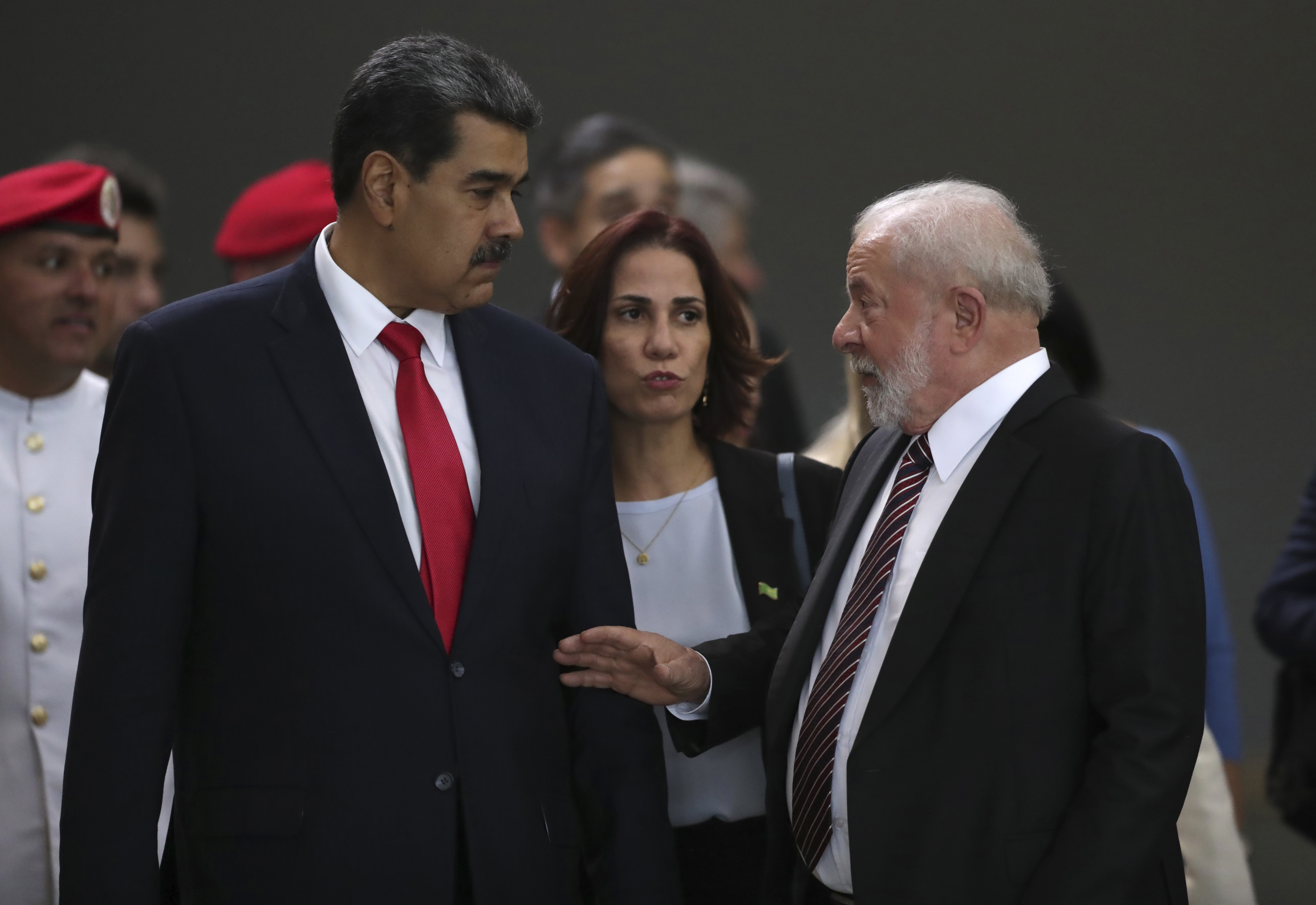 Brasiliens president Luiz Inácio Lula da Silva, till höger, i samtal med Venezuelas president Nicolás Maduro vid ett möte i Brasilien i fjol. Arkivbild. Foto: Gustavo Moreno/AP/TT