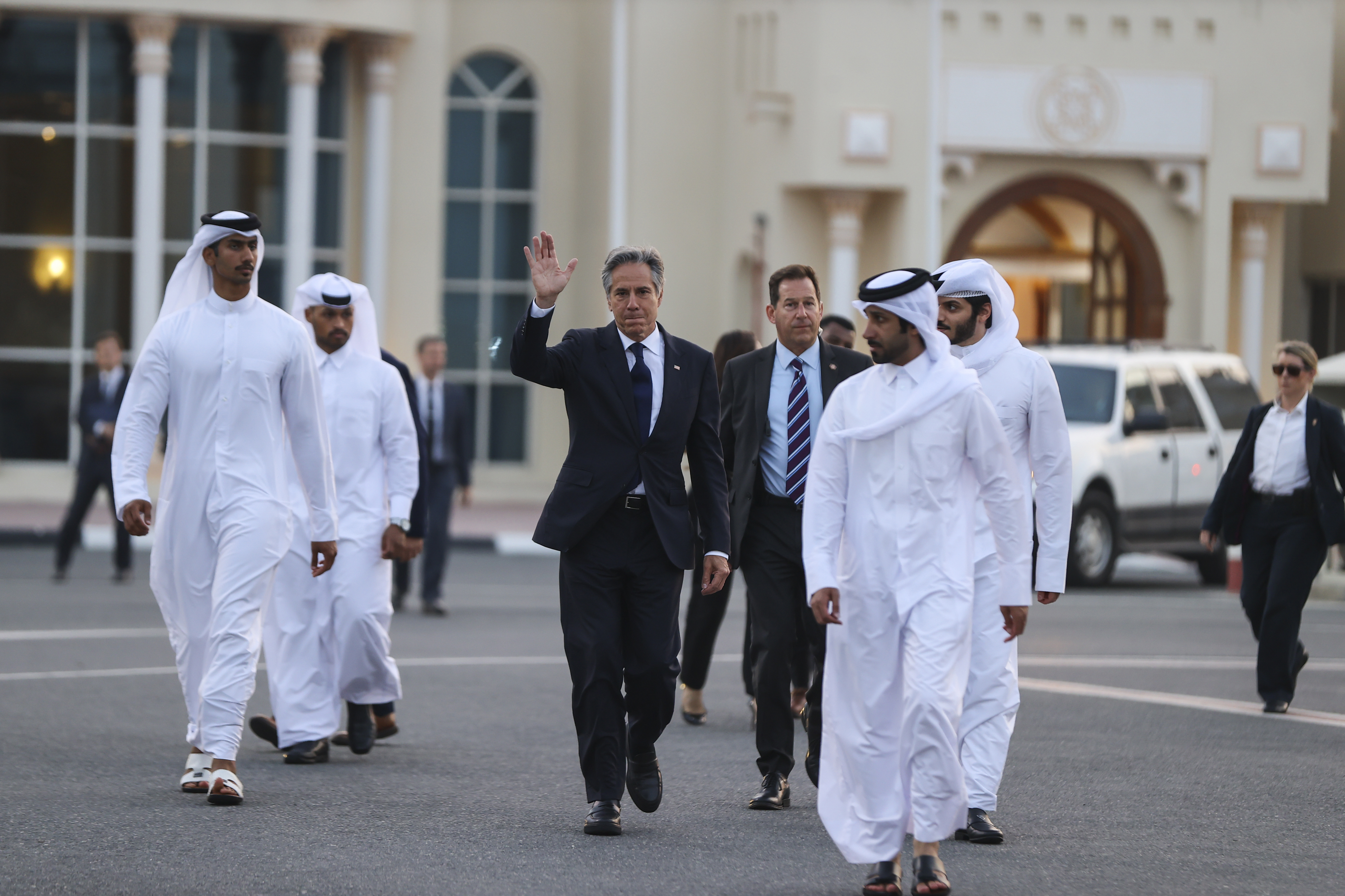 Antony Blinken reser runt i jakten på en vapenvila. Här är han, i mitten, i Doha tidigare i sommar. Foto: Ibrahim al-Omari/pool via AP/TT