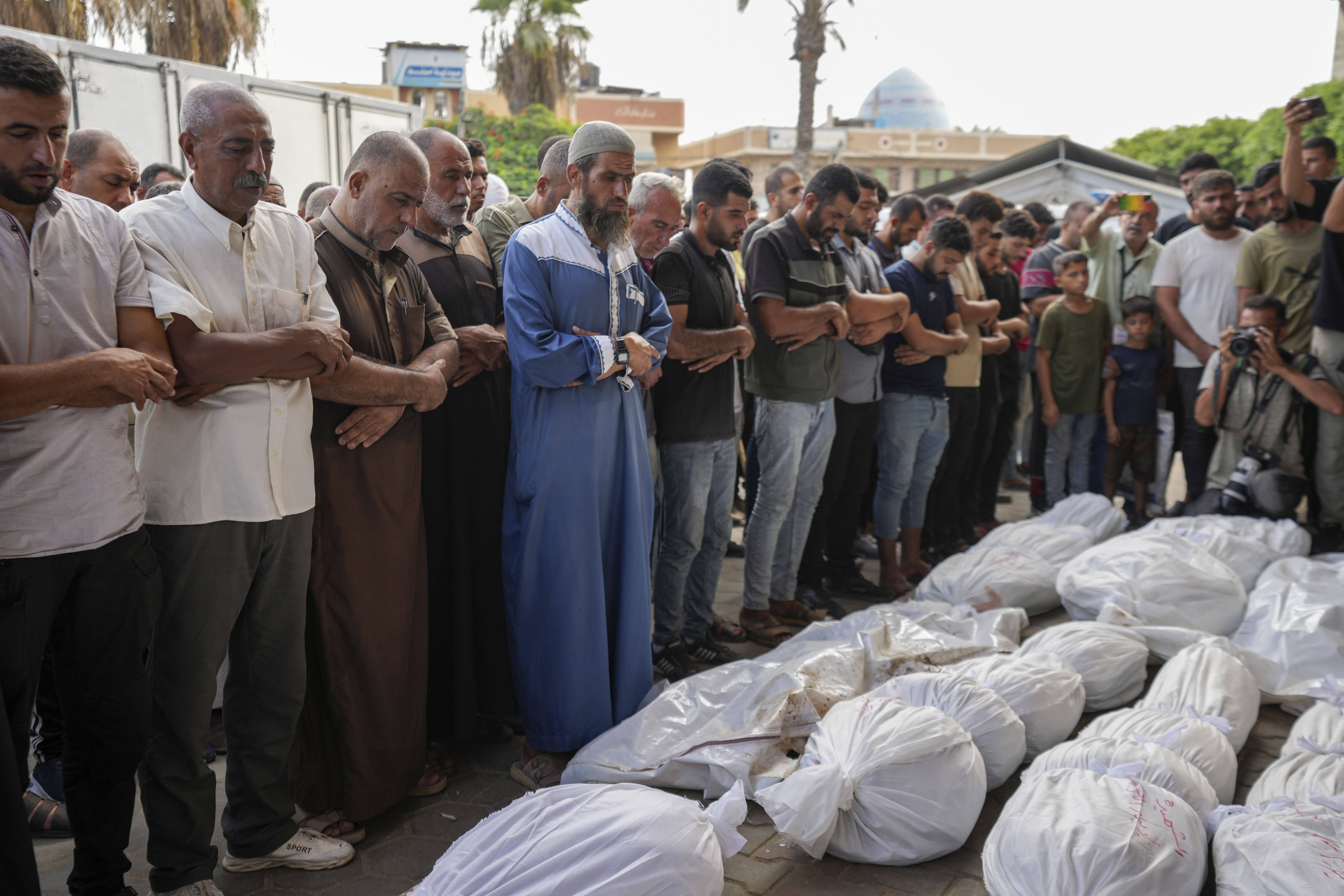 Attacken där många från samma släkt dödades riktades mot området al-Zawayda i centrala Gazaremsan. På bilden palestinier vid al-Aqsa-sjukhuset, dit offren fördes. Foto: Abdel Kareem Hana/AP/TT