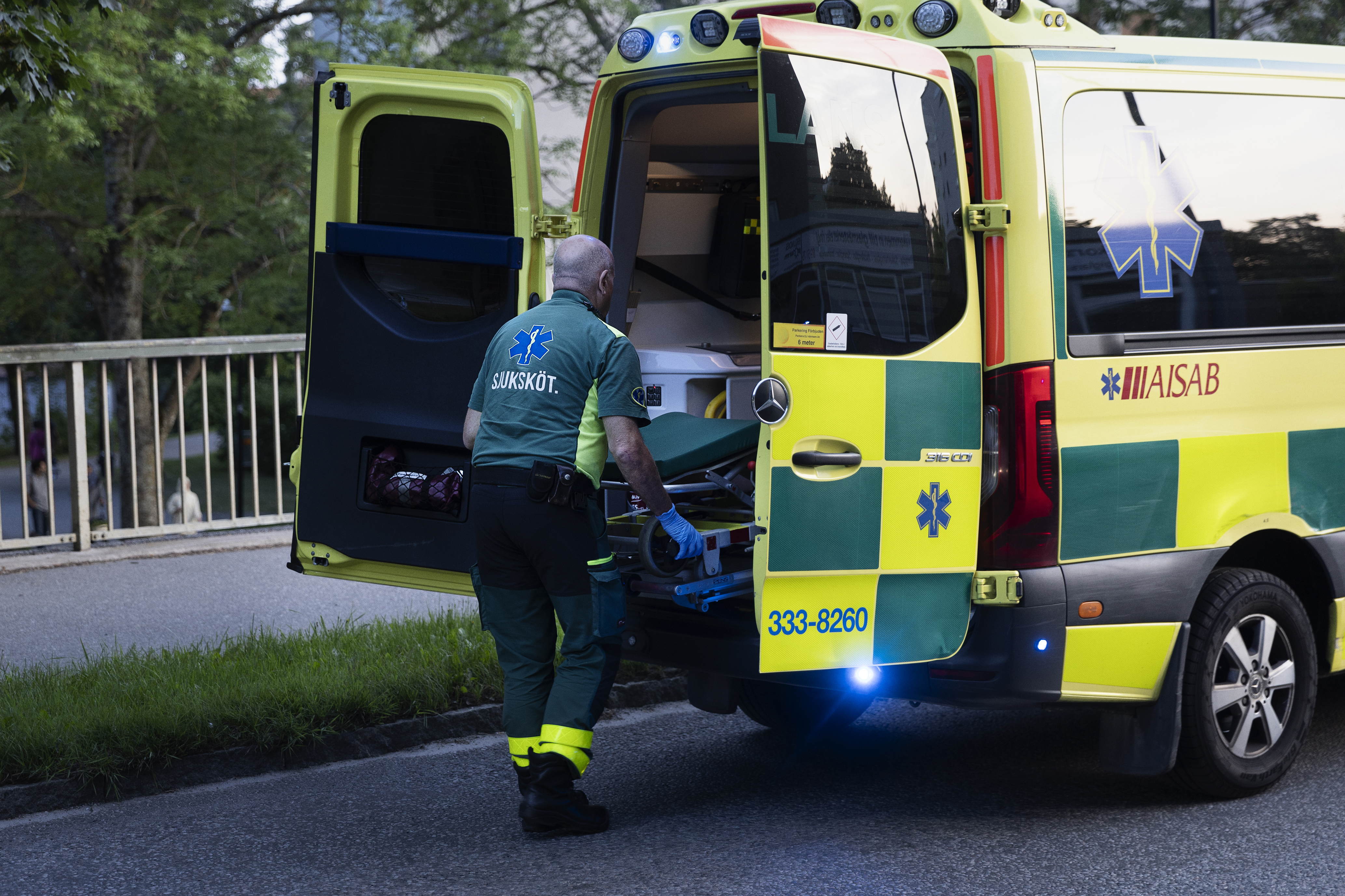 En man har förts till sjukhus med livshotande skador efter en olycka. Arkivbild. Foto: Mickan Mörk/TT