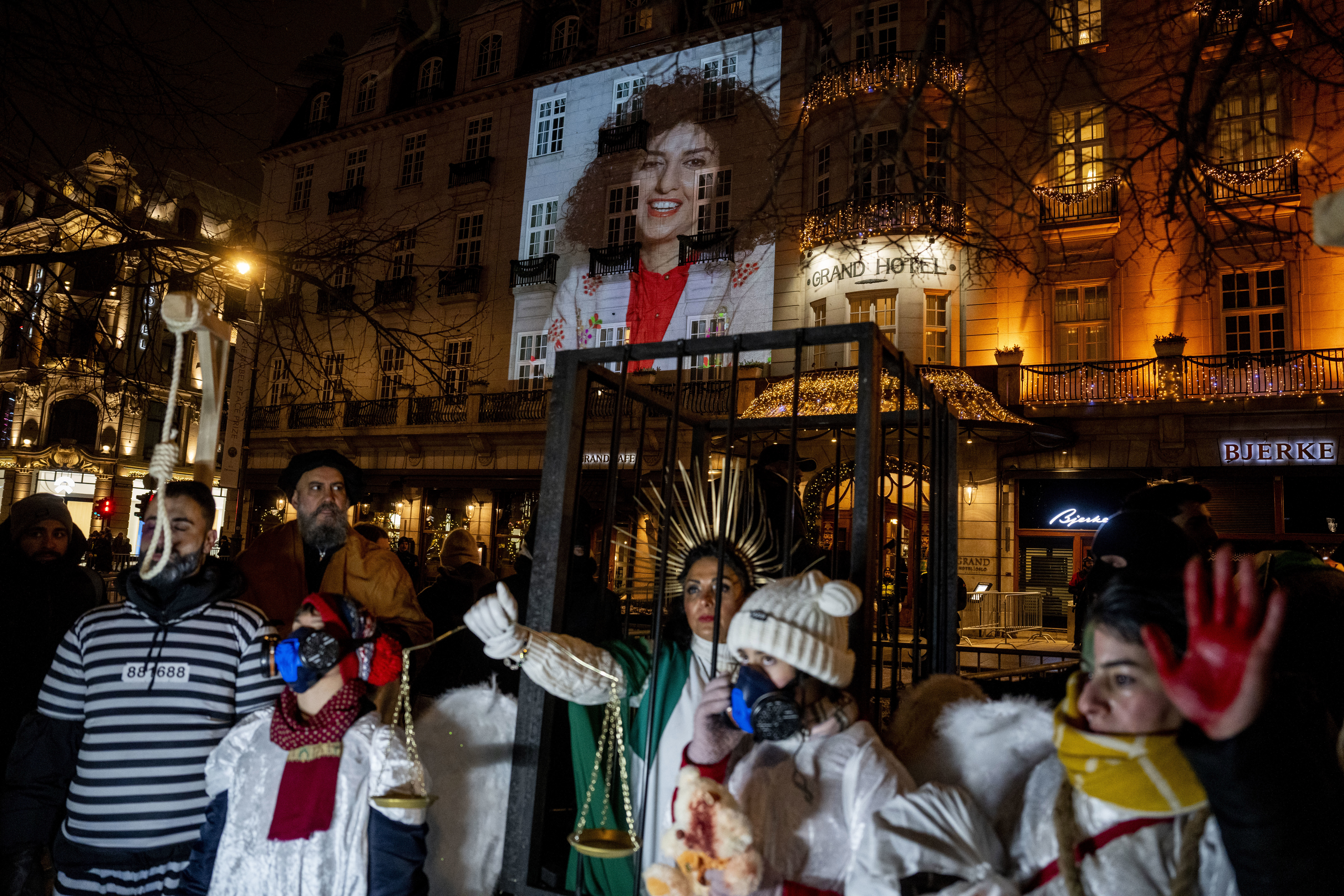 Fackeltåg hedrade den fängslade Nobelspristagaren Narges Mohammadi i Oslo 2023. Foto: Javad Parsa/NTB/TT