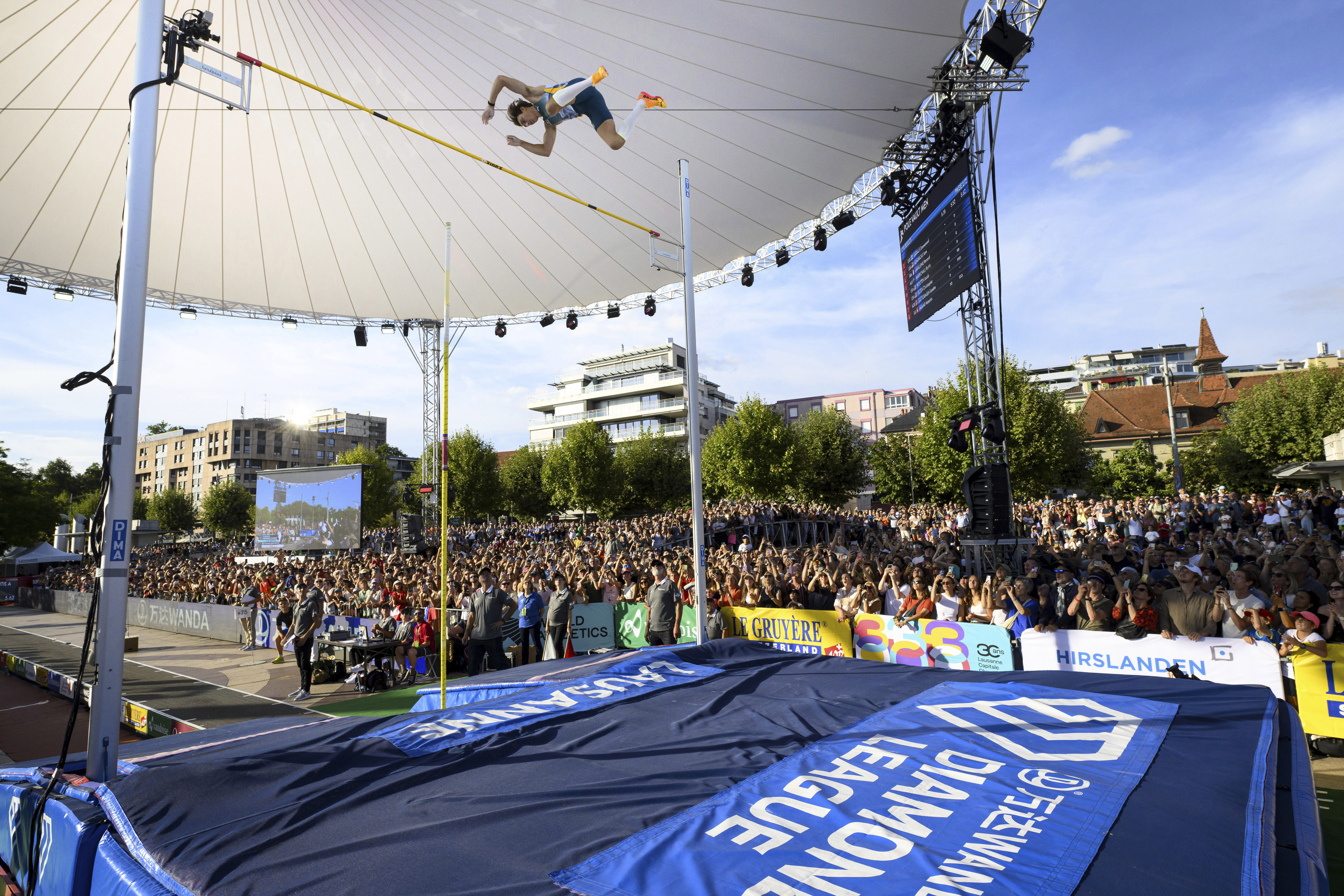 Armand Duplantis under stavhoppstävlingen inför storpublik i Lausanne. Foto: Jean-Christophe Bott/Keystone/AP/TT